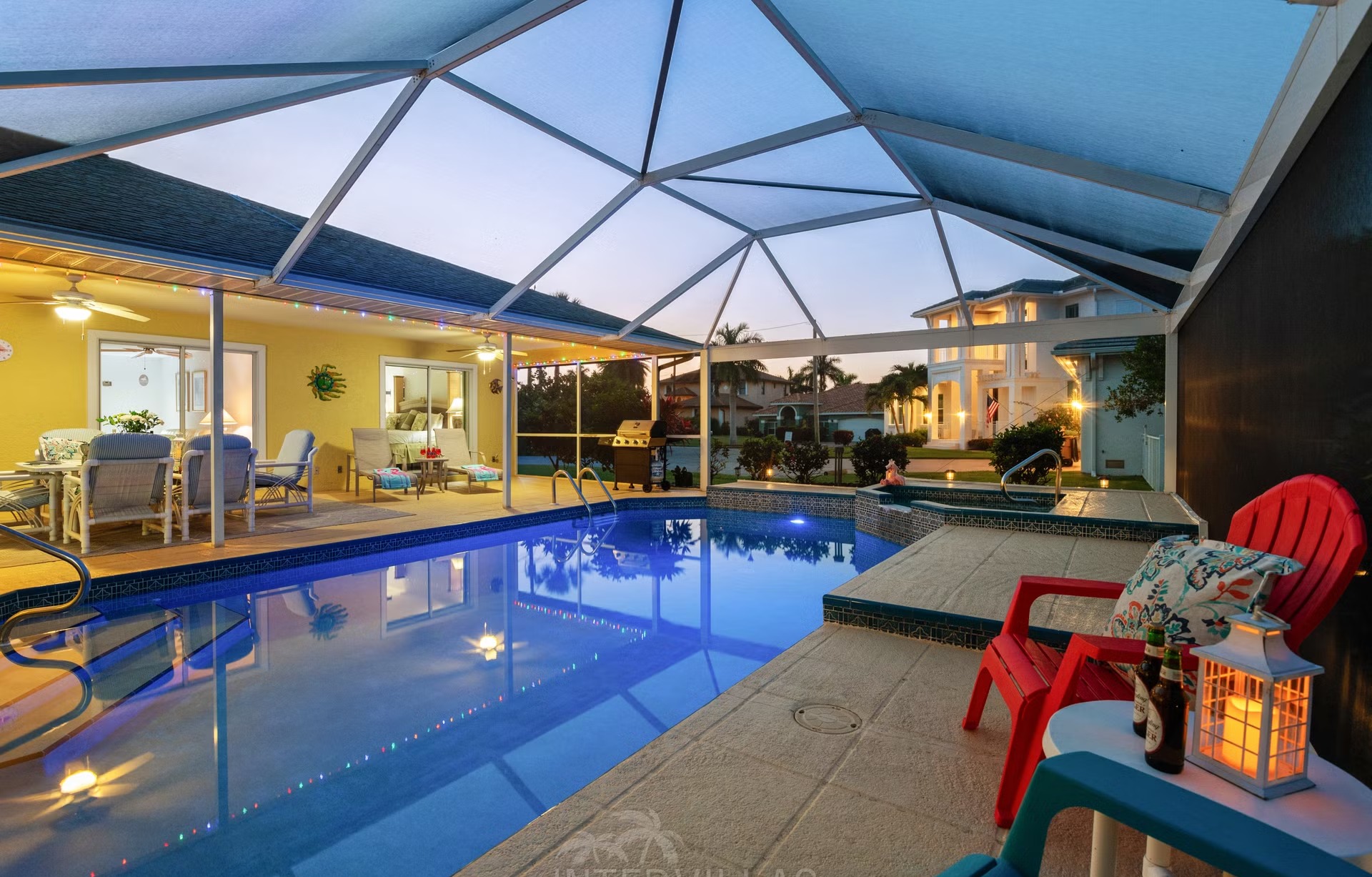 Pool- und Spa-Bereich auf der Lanai mit Blick auf den Kanal.