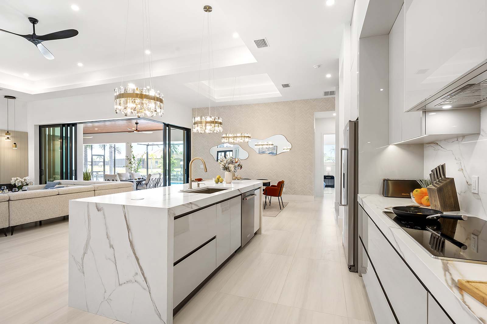 Salzwasser-Pool mit Spa und Blick auf den Kanal.