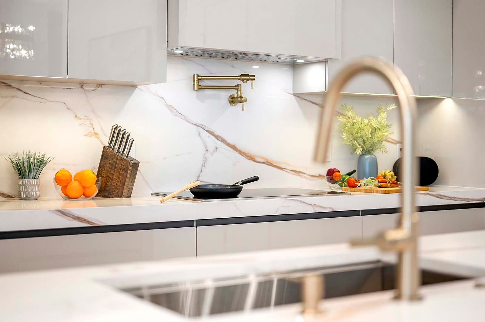 Salzwasser-Pool mit integriertem Spa und Blick auf den Kanal.