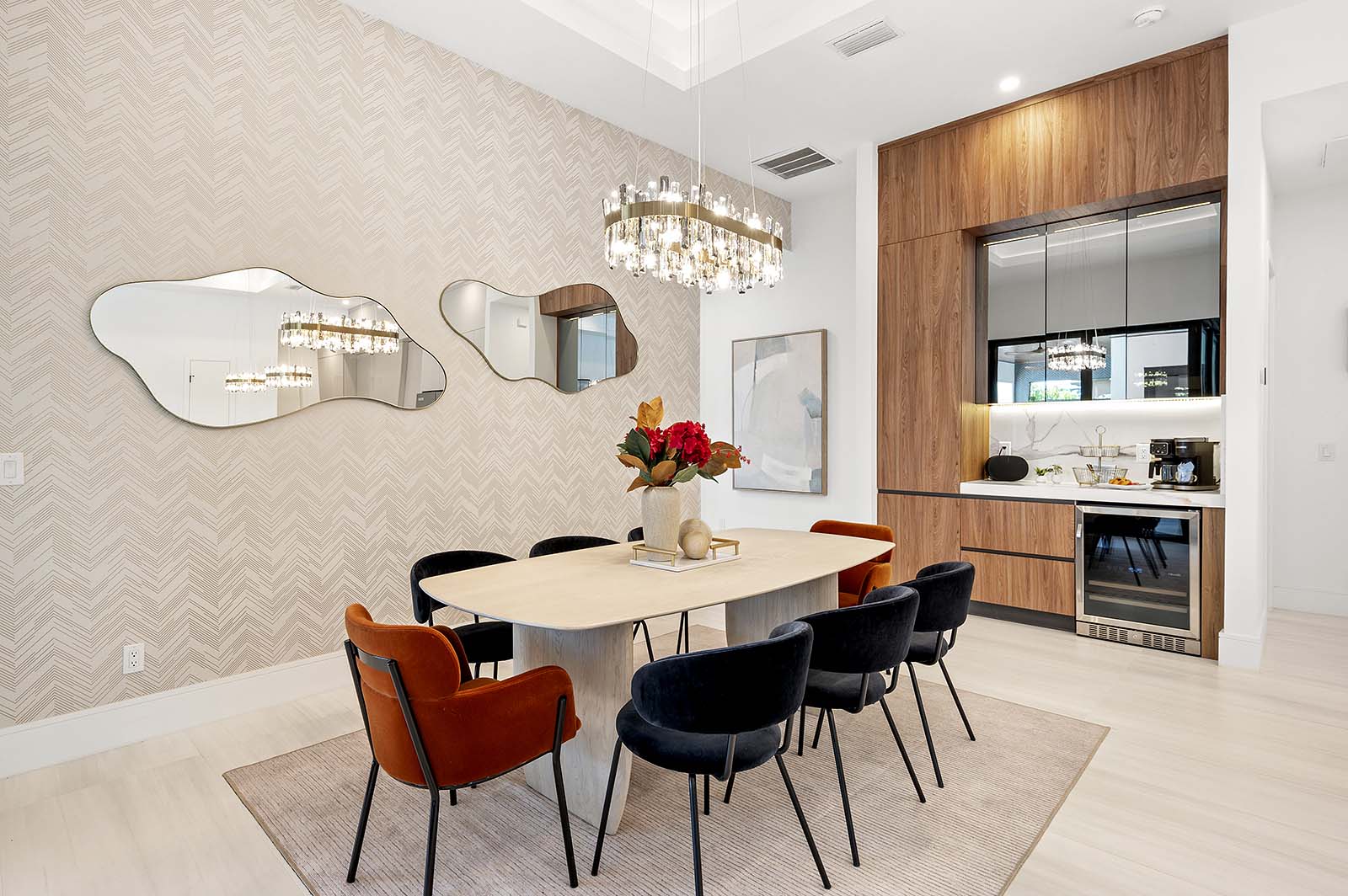 Salzwasser-Pool mit integriertem Spa und Blick auf den Kanal.