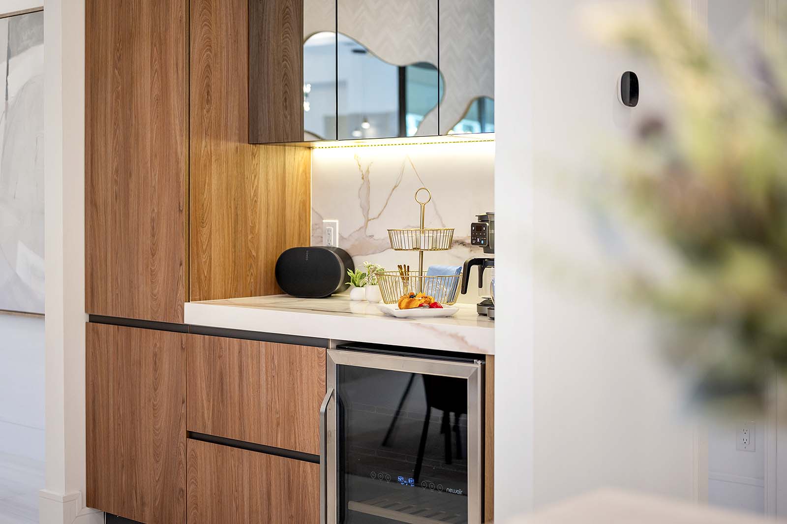 Salzwasser-Pool mit Spa und Blick auf den Kanal.