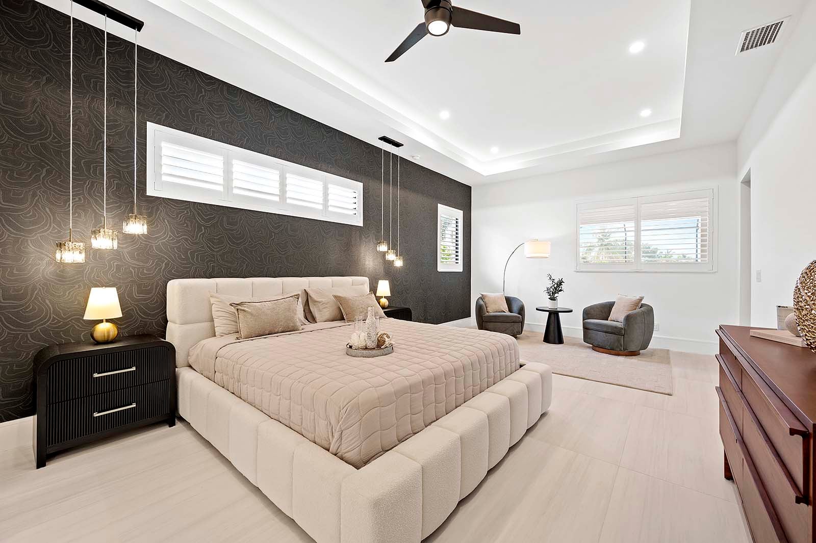 Privater Salzwasser-Pool mit integriertem Spa und Blick auf den Kanal.