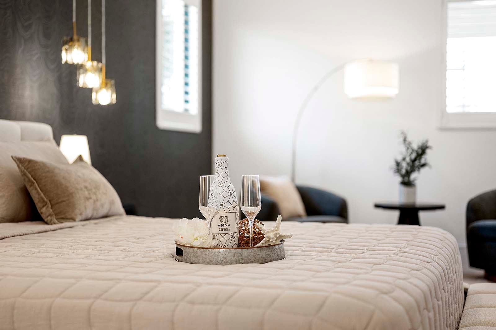 Salzwasser-Pool mit integriertem Spa und Blick auf den Kanal.