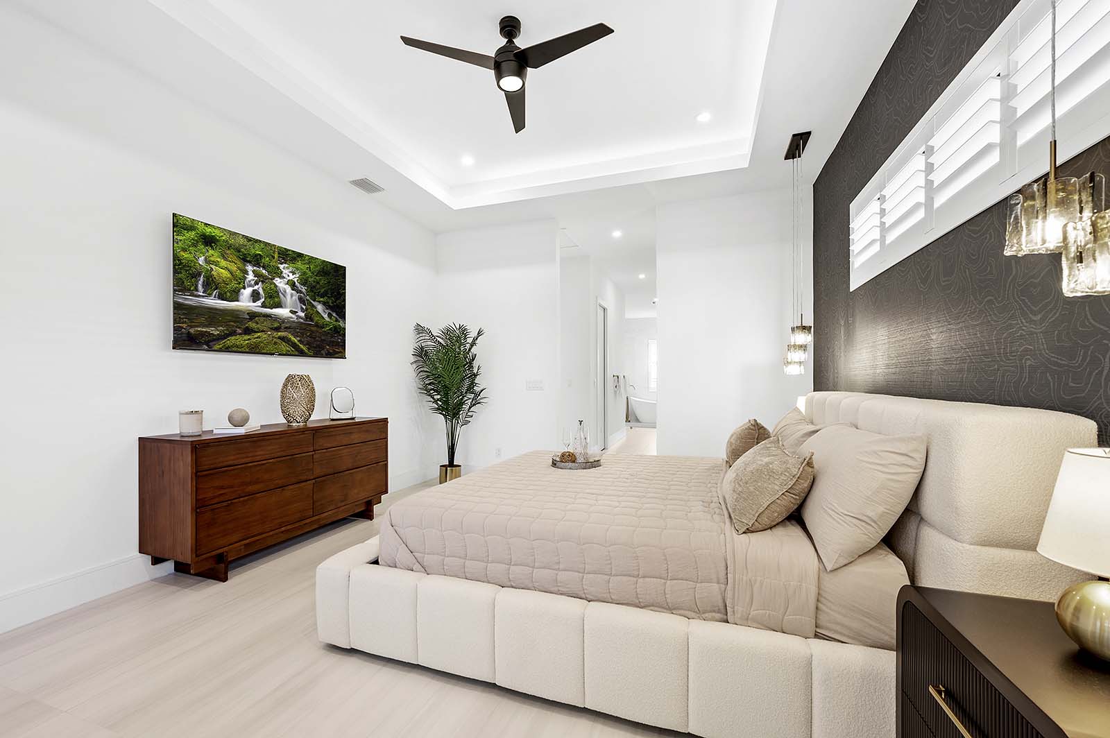 Poolbereich mit Salzwasser-Pool, Spa und Blick auf den Kanal.