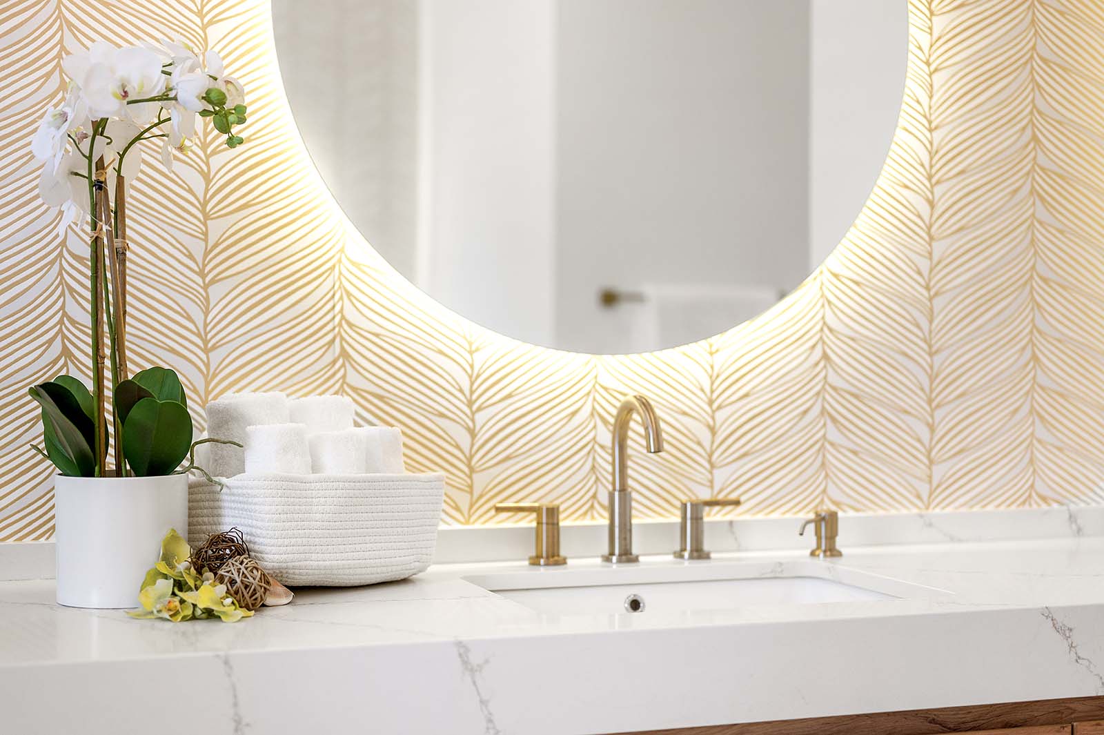 Salzwasser-Pool mit Spa und Blick auf den Kanal.