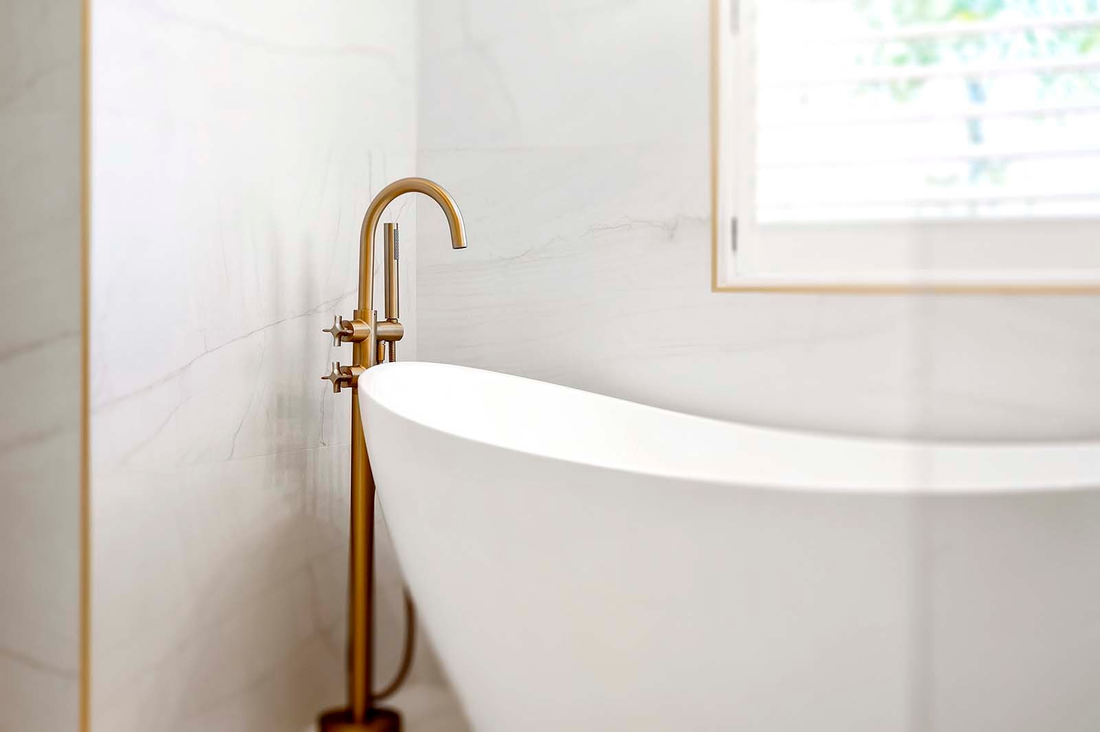 Außenbereich mit Salzwasser-Pool, Spa und Blick auf den Kanal.