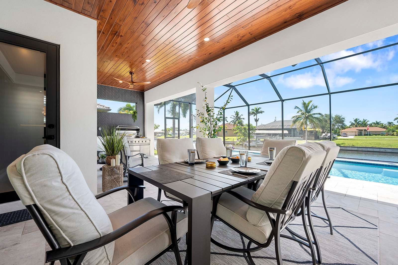 Salzwasser-Pool mit Spa und Blick auf den Kanal.