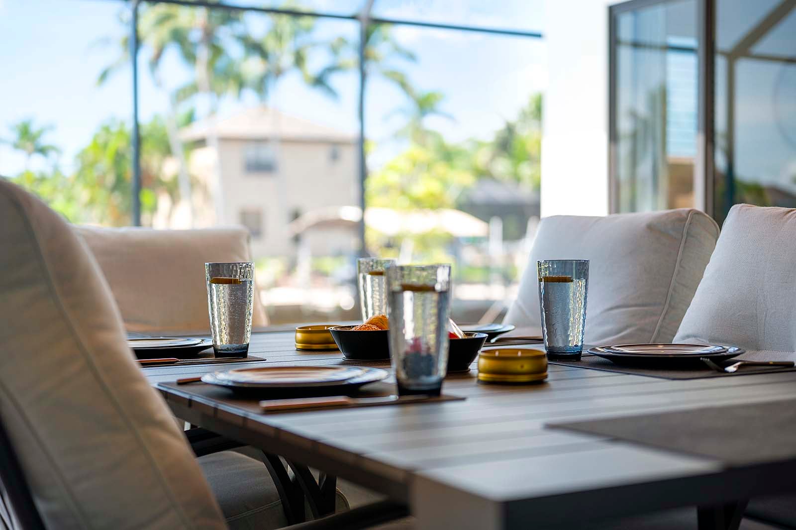 Salzwasser-Pool mit integriertem Spa und Blick auf den Kanal.