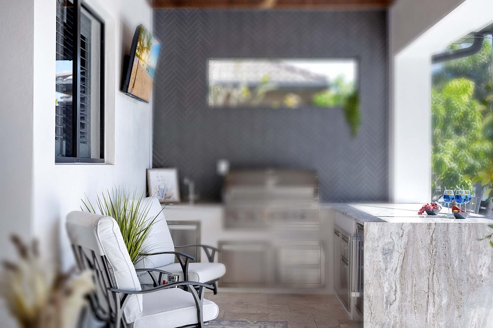 Poolbereich mit Salzwasser-Pool und Spa am Kanal