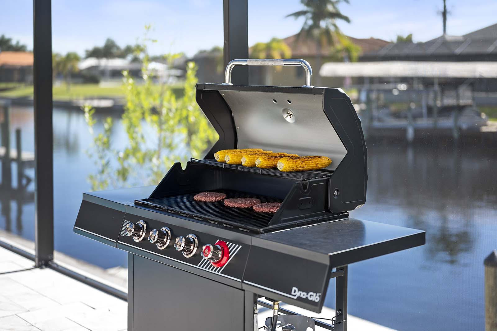 Salzwasser-Pool mit integriertem Spa und Blick auf den Kanal.