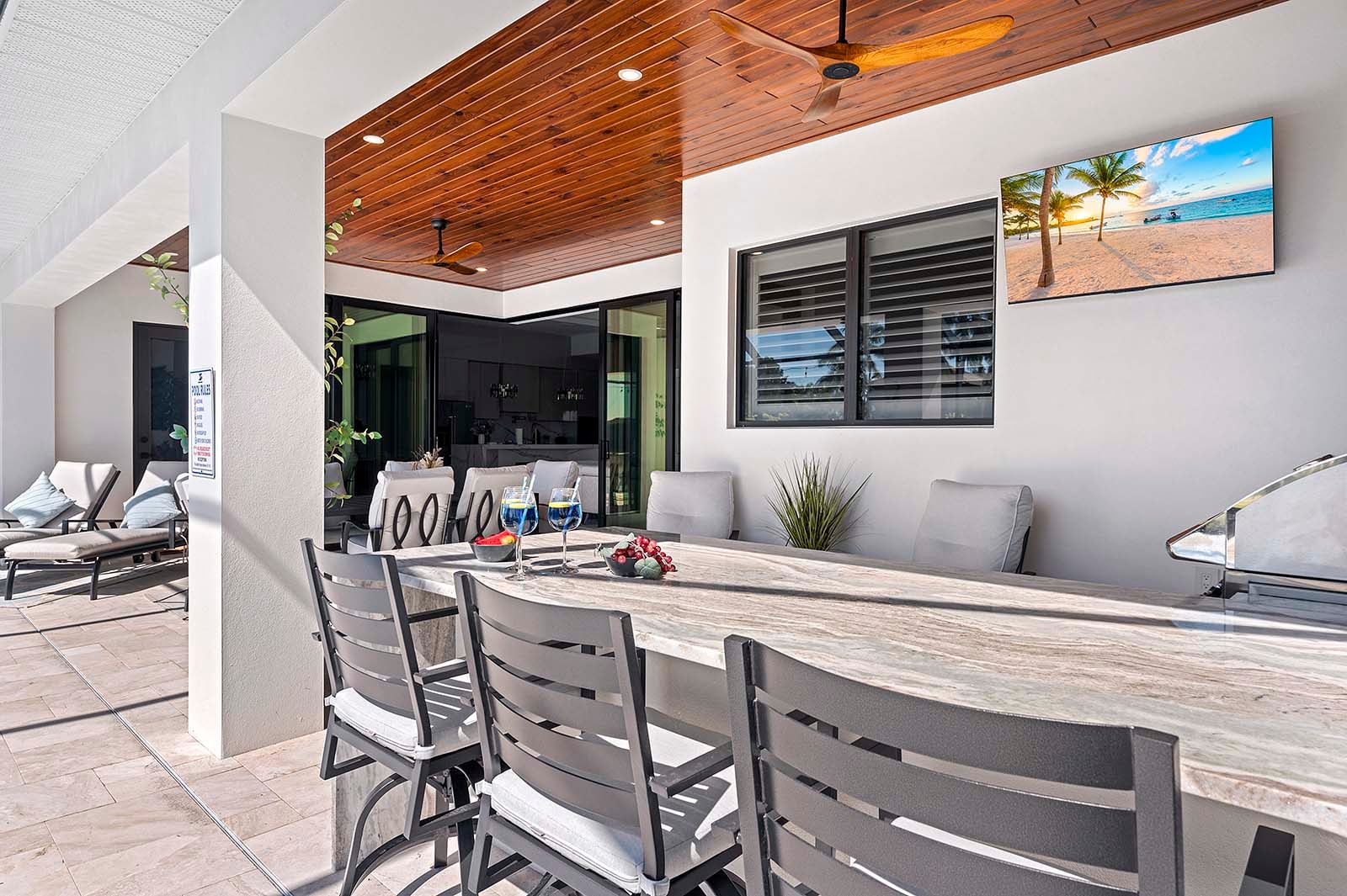Salzwasser-Pool mit Spa und Blick auf den Kanal.