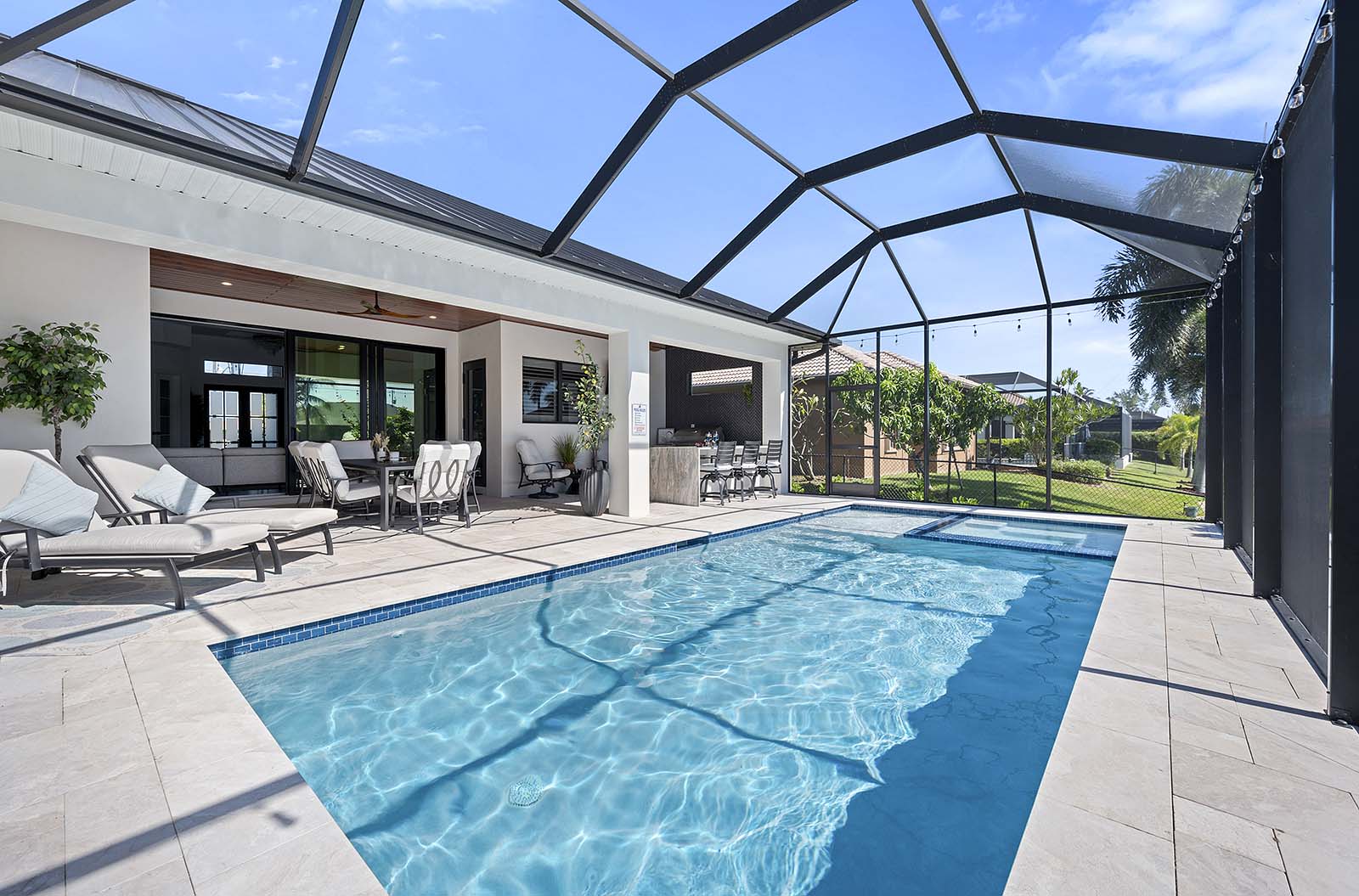 Salzwasser-Pool mit integriertem Spa und Blick auf den Kanal.