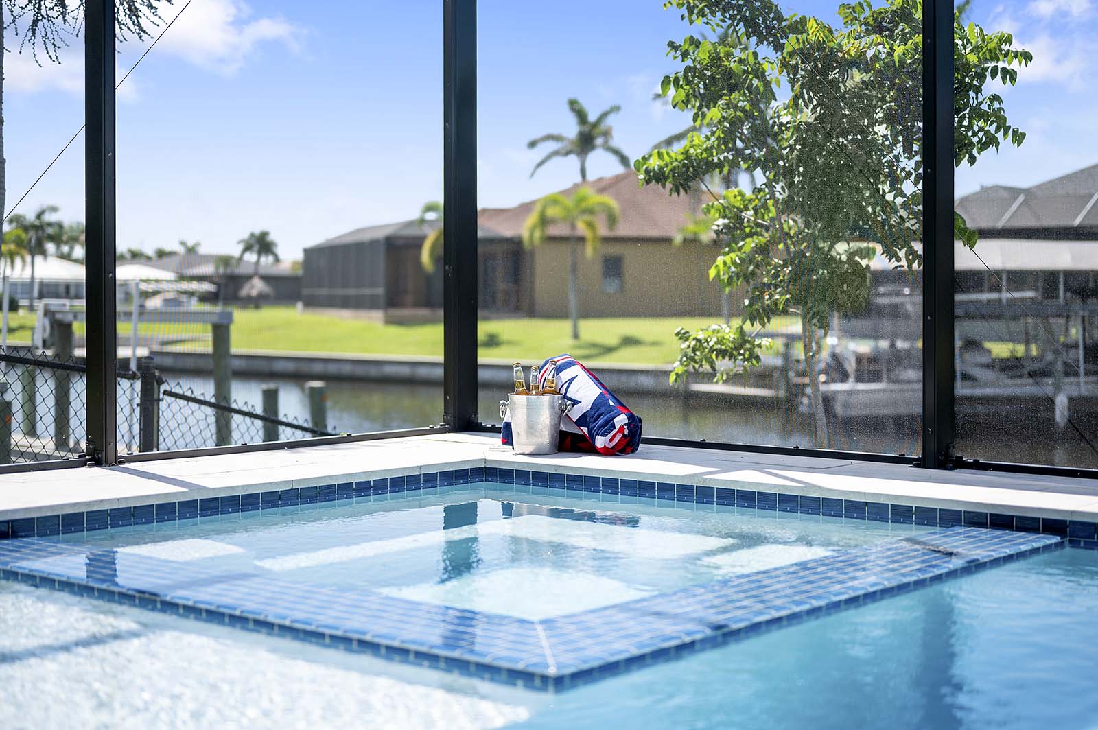 Poolbereich mit Salzwasser-Pool und Spa am Kanal mit Bootsdock.