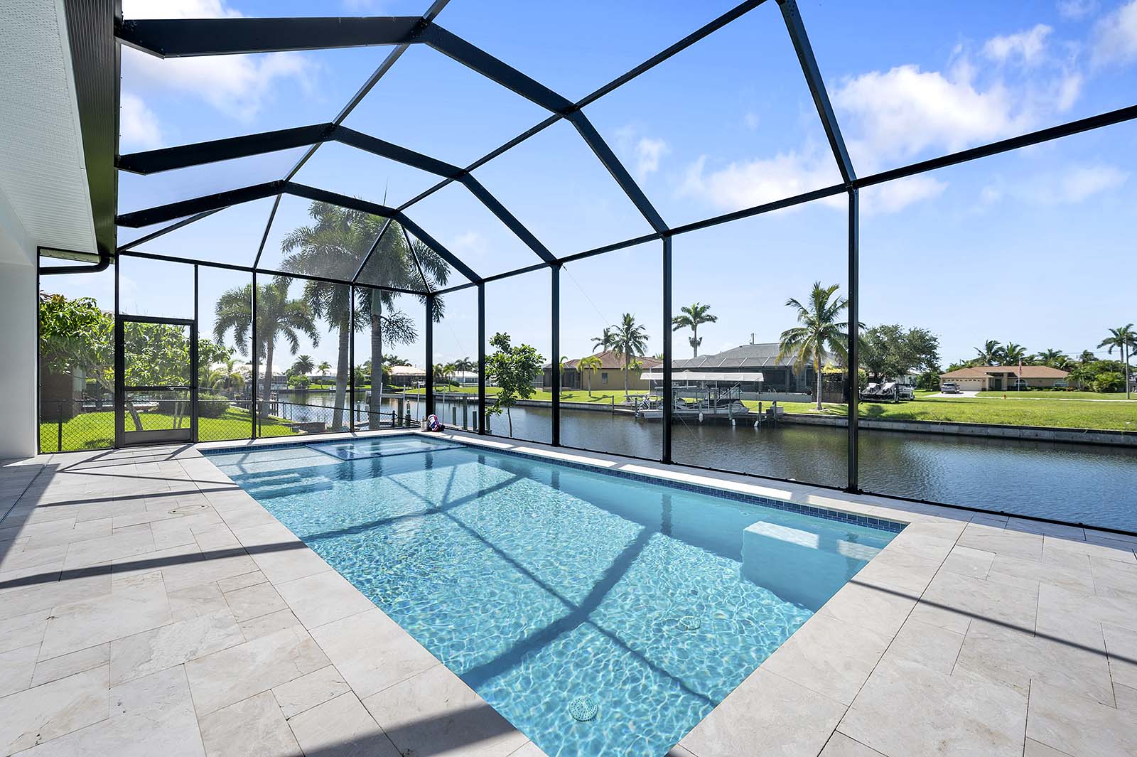 Salzwasser-Pool mit integriertem Spa und Blick auf den Kanal.