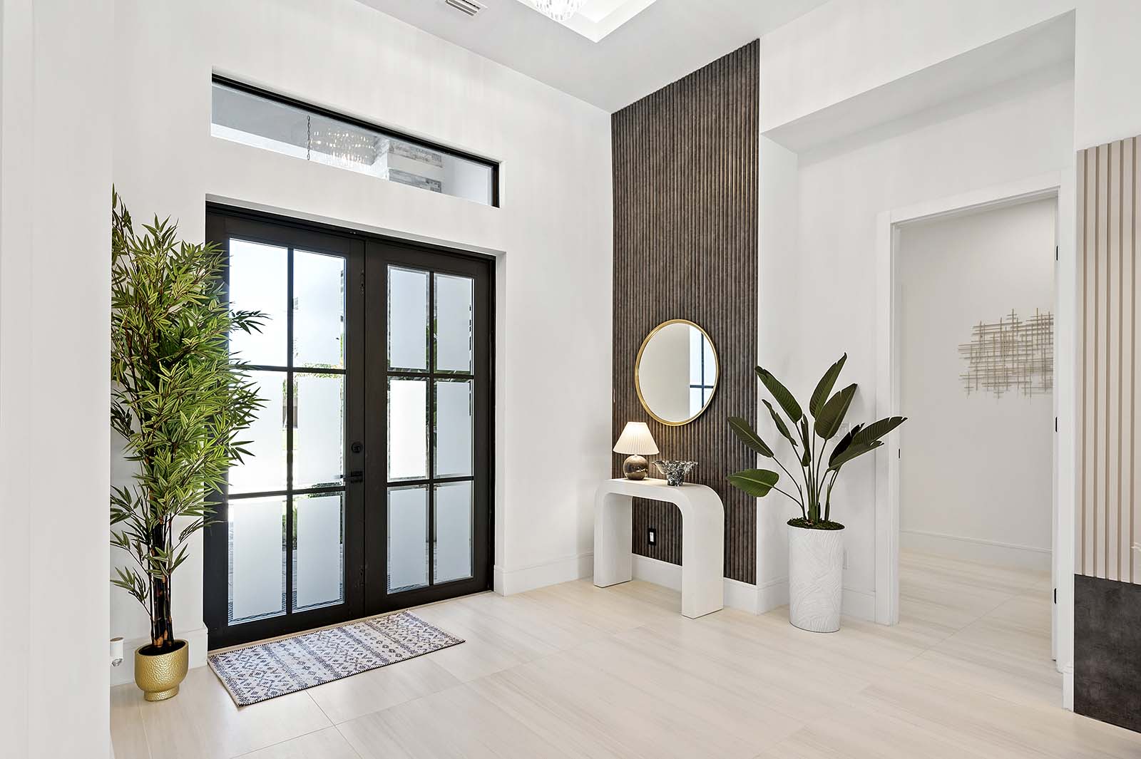 Salzwasser-Pool mit integriertem Spa und Blick auf den Kanal.