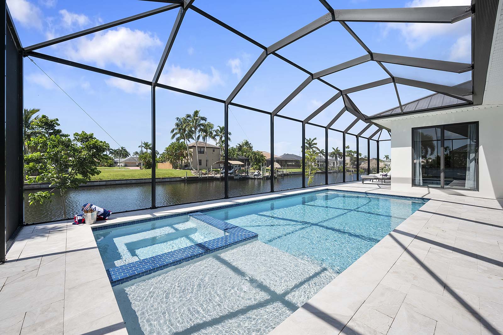 Salzwasser-Pool mit Spa am Kanalblick und Südausrichtung.