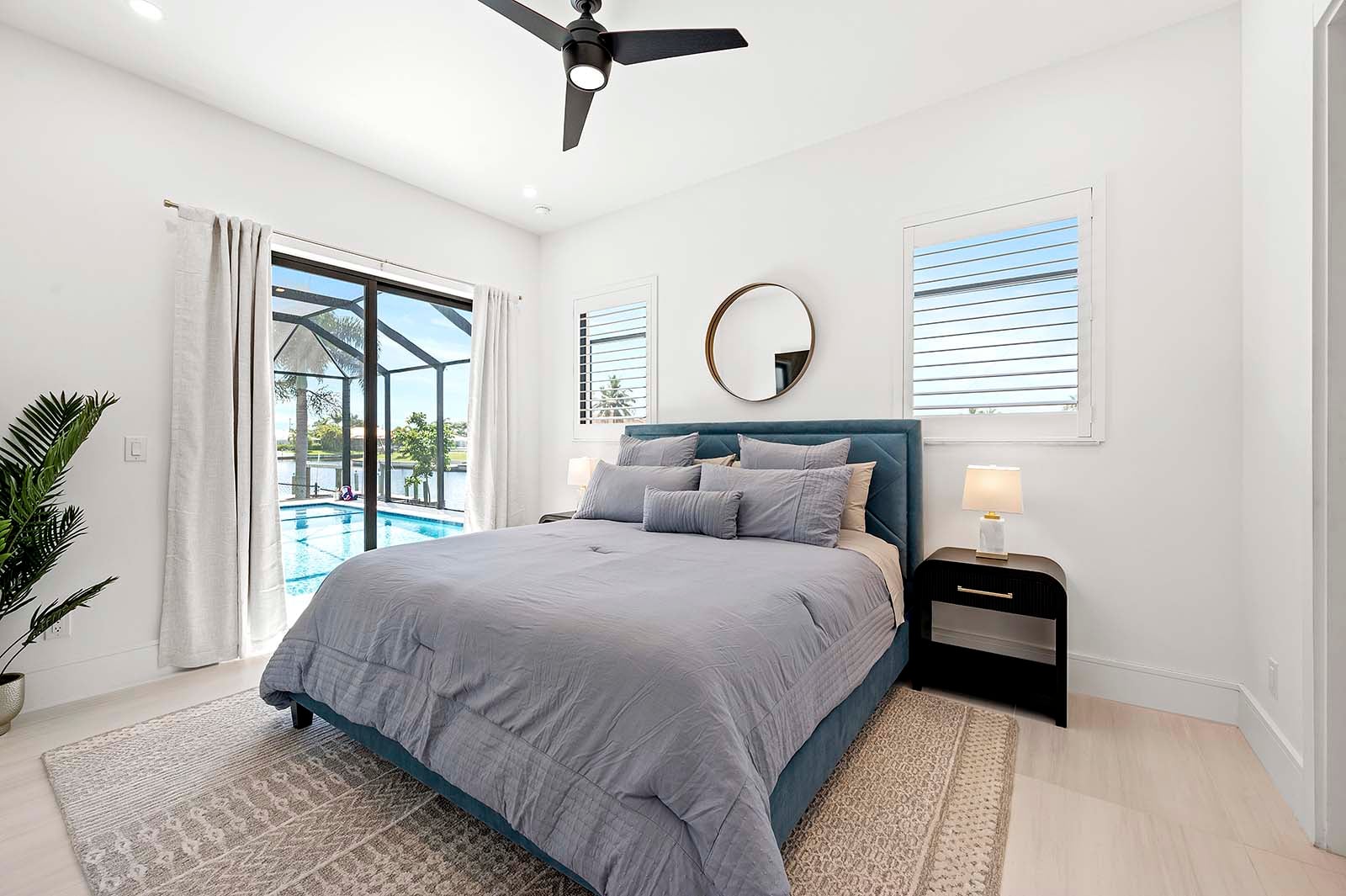 Salzwasser-Pool mit Spa und Blick auf den Kanal