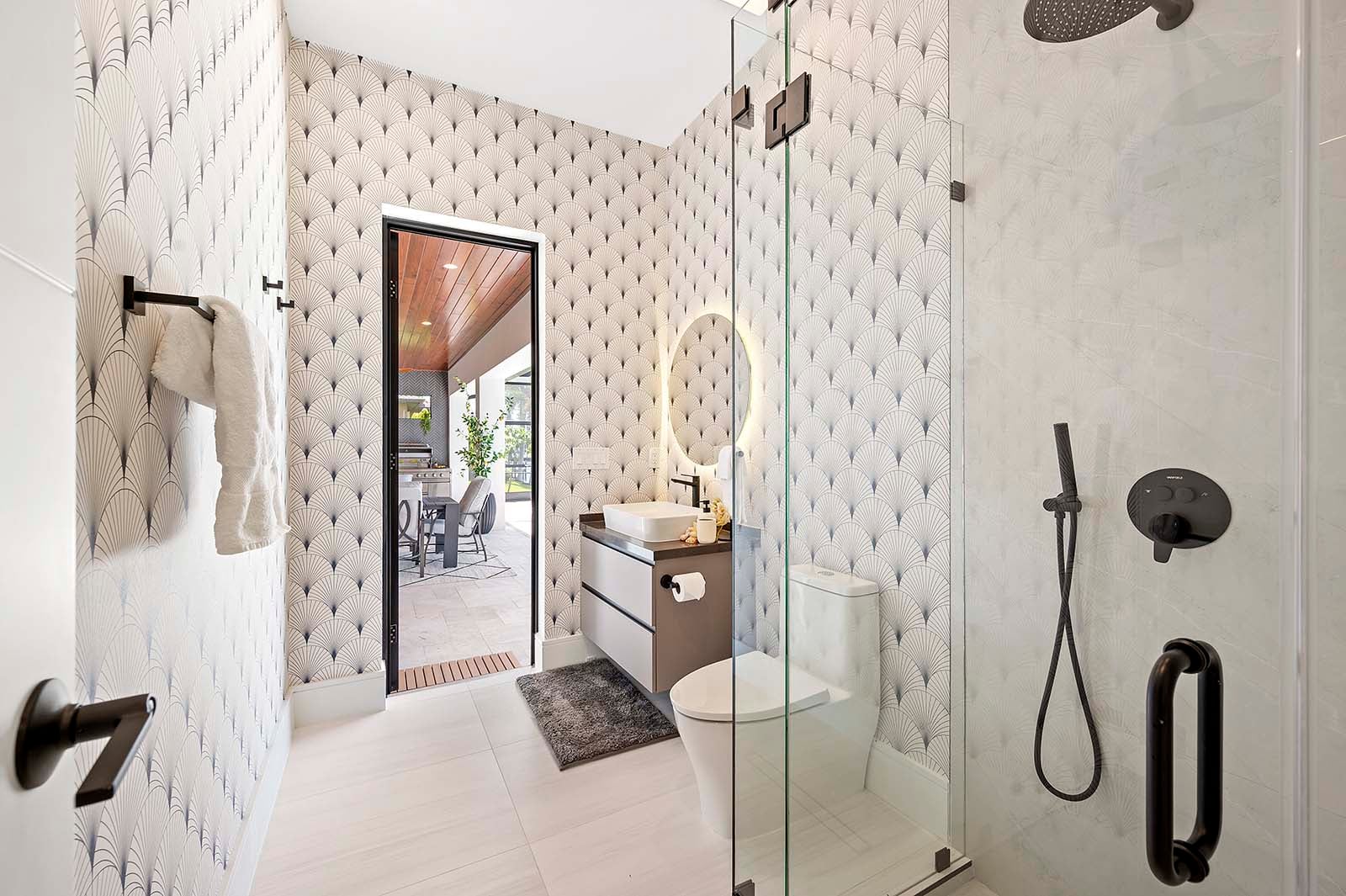 Salzwasser-Pool mit integriertem Spa und Blick auf den Kanal.