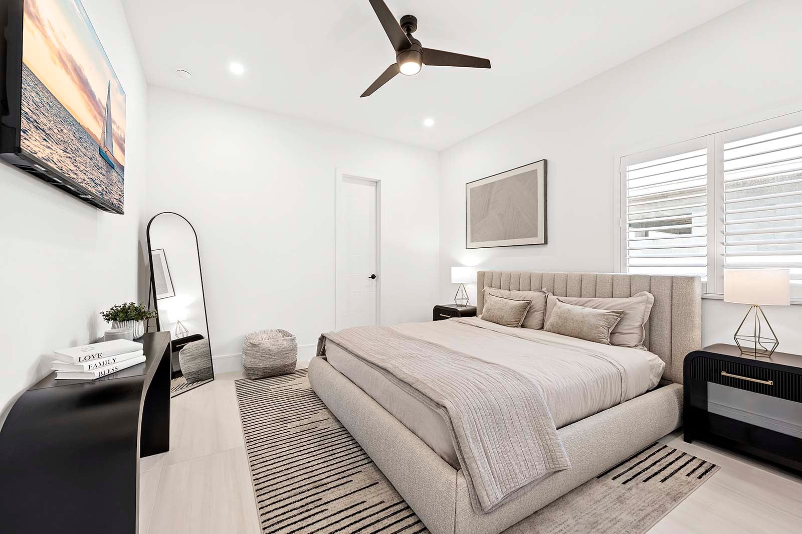 Poolbereich mit Salzwasser-Pool und Spa am Kanal mit Bootsdock.