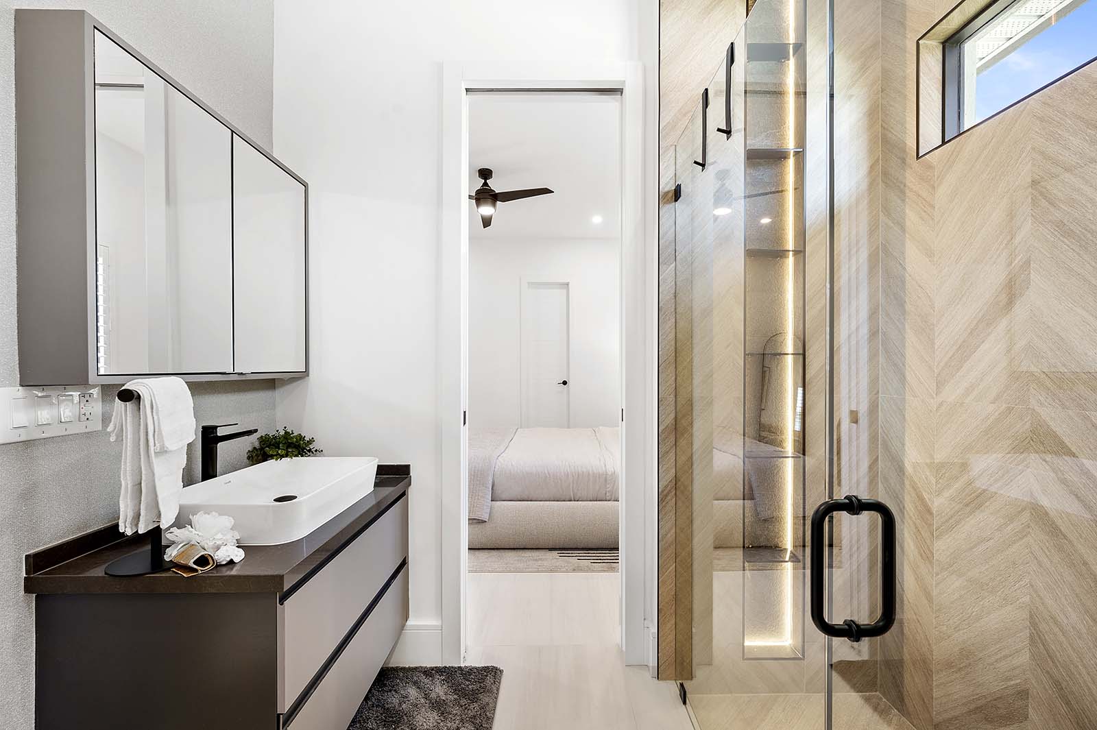 Salzwasser-Pool mit Spa und Blick auf den Kanal.