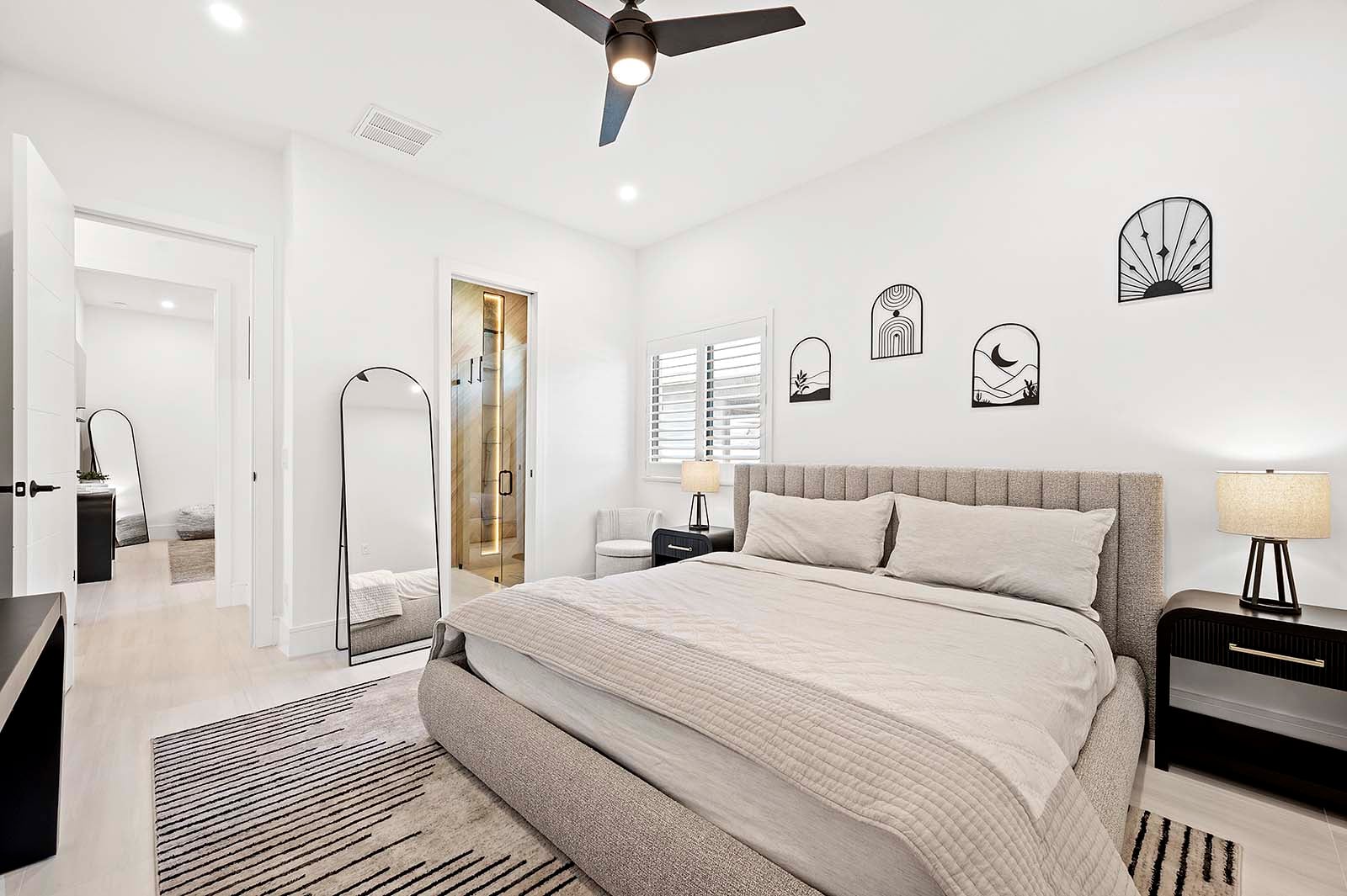 Salzwasser-Pool mit integriertem Spa und Blick auf den Kanal.