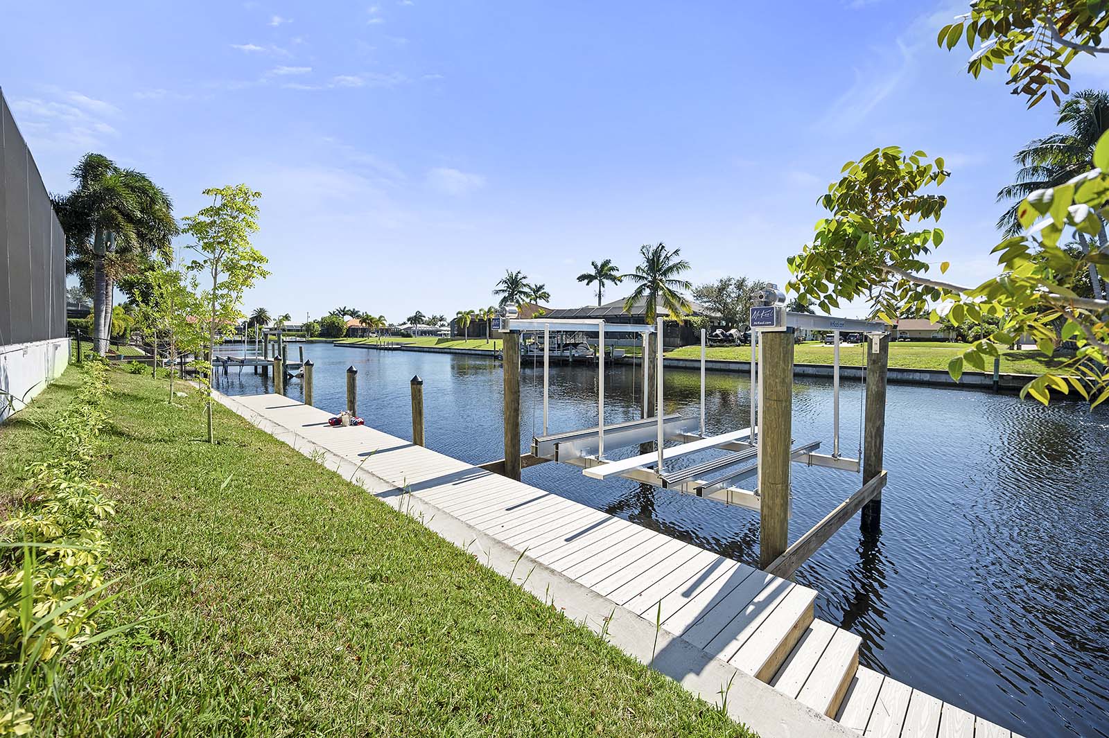 Salzwasser-Pool mit Spa und Blick auf den Kanal.