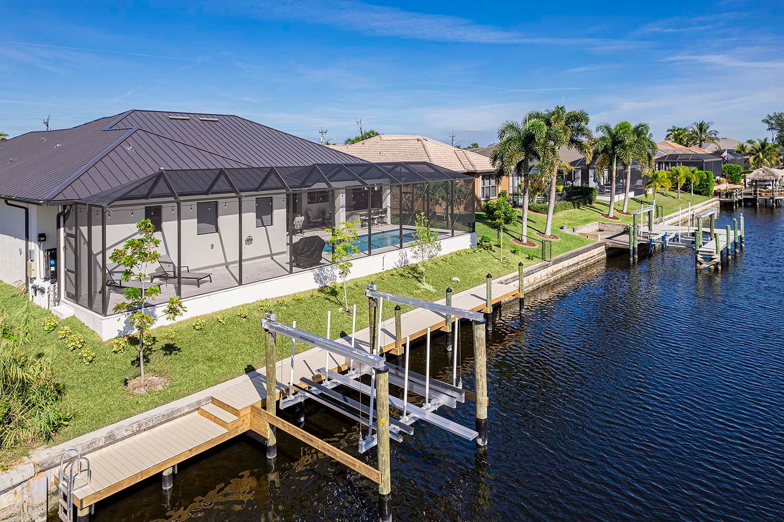 Salzwasser-Pool mit integriertem Spa und Blick auf den Kanal.