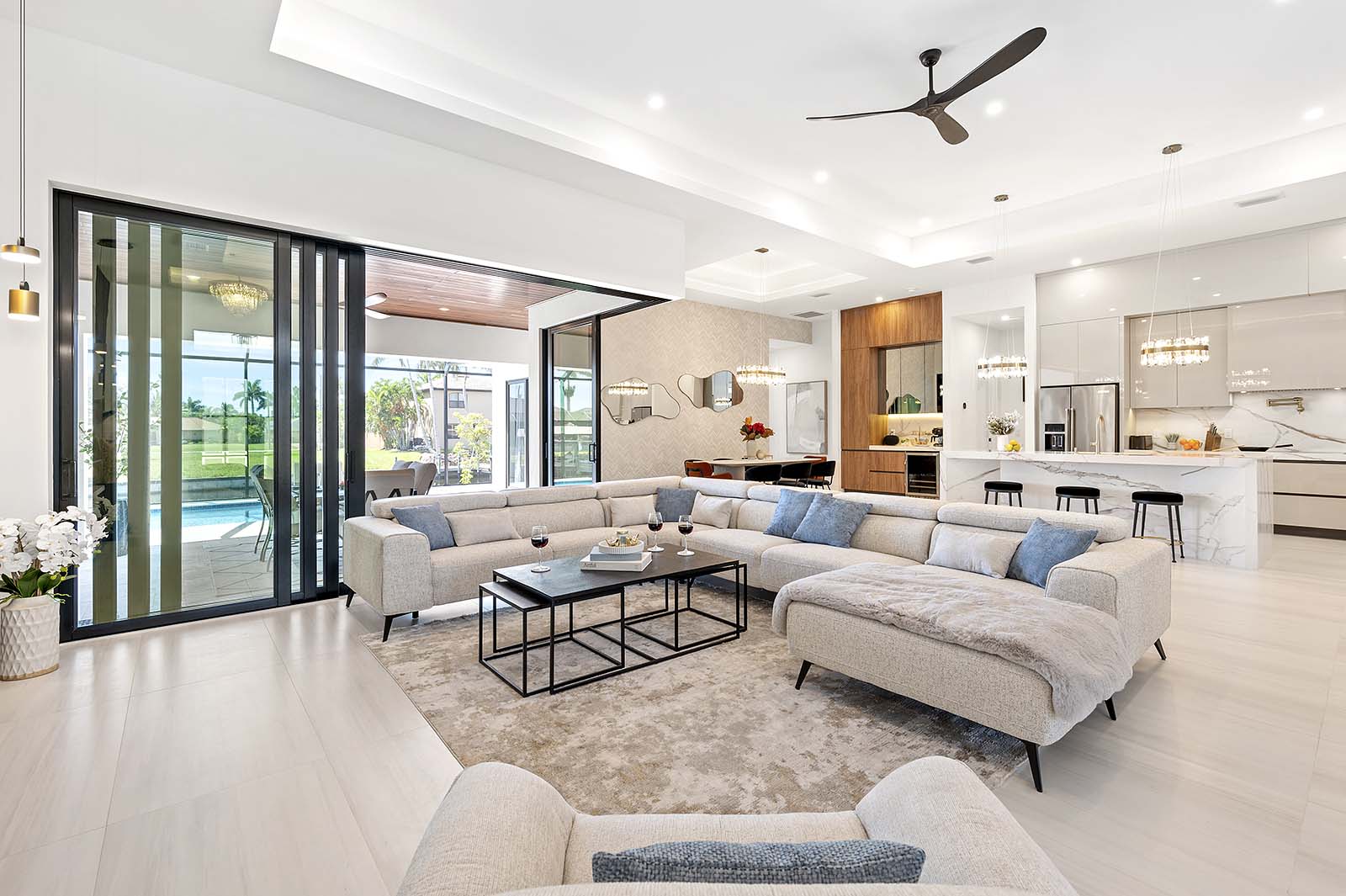 Außenbereich am Kanal mit privatem Salzwasser-Pool und Spa.