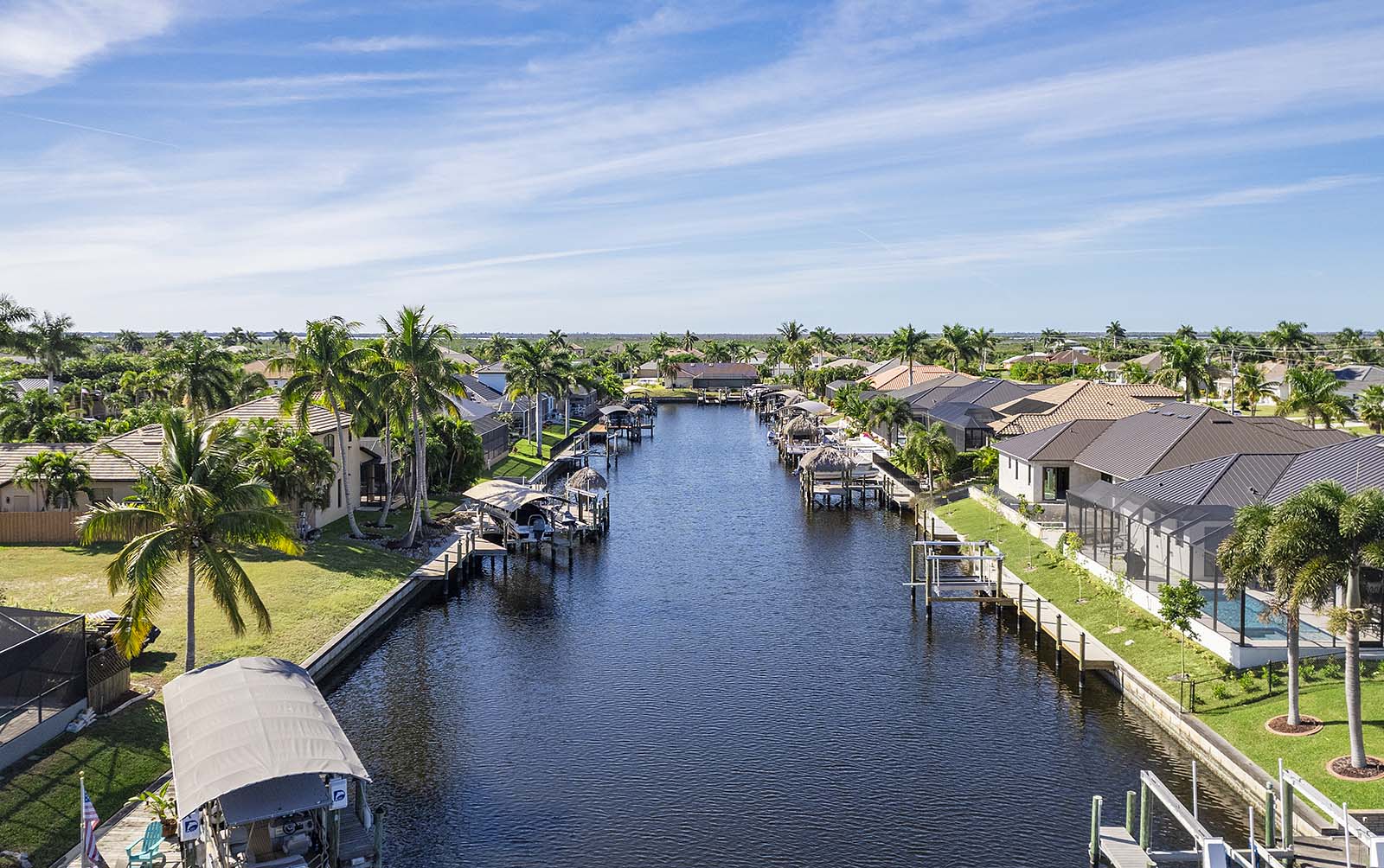 Außenbereich mit Salzwasser-Pool, Spa und Blick auf den Kanal.