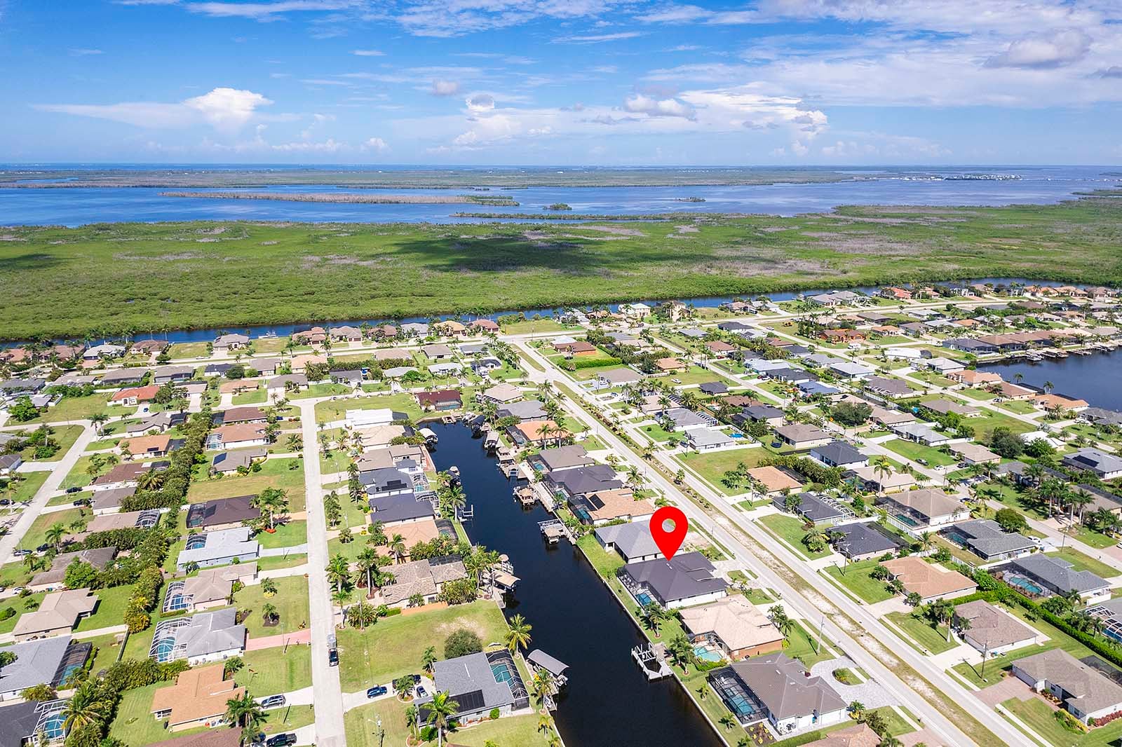 Außenbereich mit Salzwasser-Pool und Spa am Kanal.