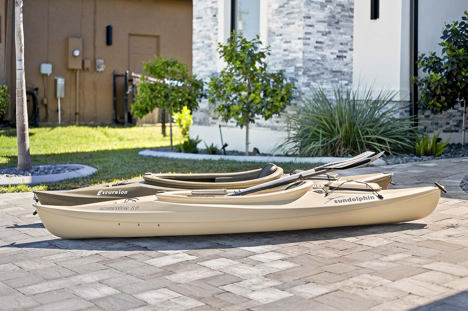 Außenbereich am Kanal mit privatem Dock und Blick aufs Wasser.