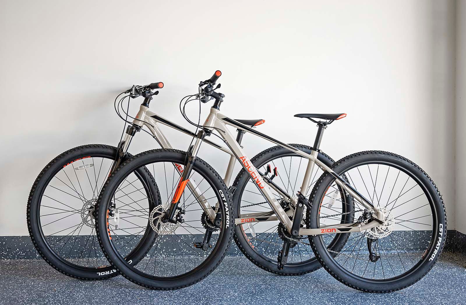 Salzwasser-Pool mit integriertem Spa und Blick auf den Kanal.
