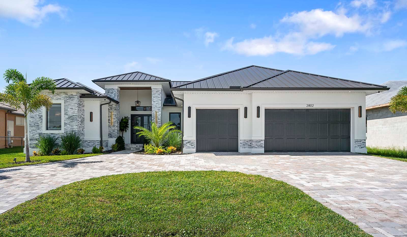 Außenbereich mit Salzwasser-Pool, Spa und Blick auf den Kanal.