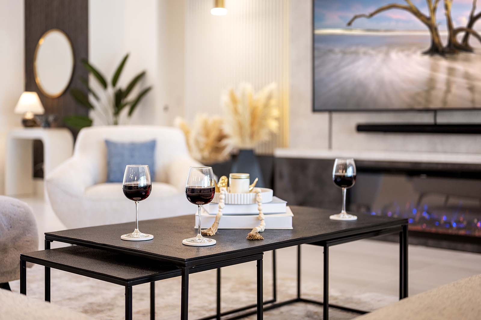 Salzwasser-Pool mit Spa und Blick auf den Kanal