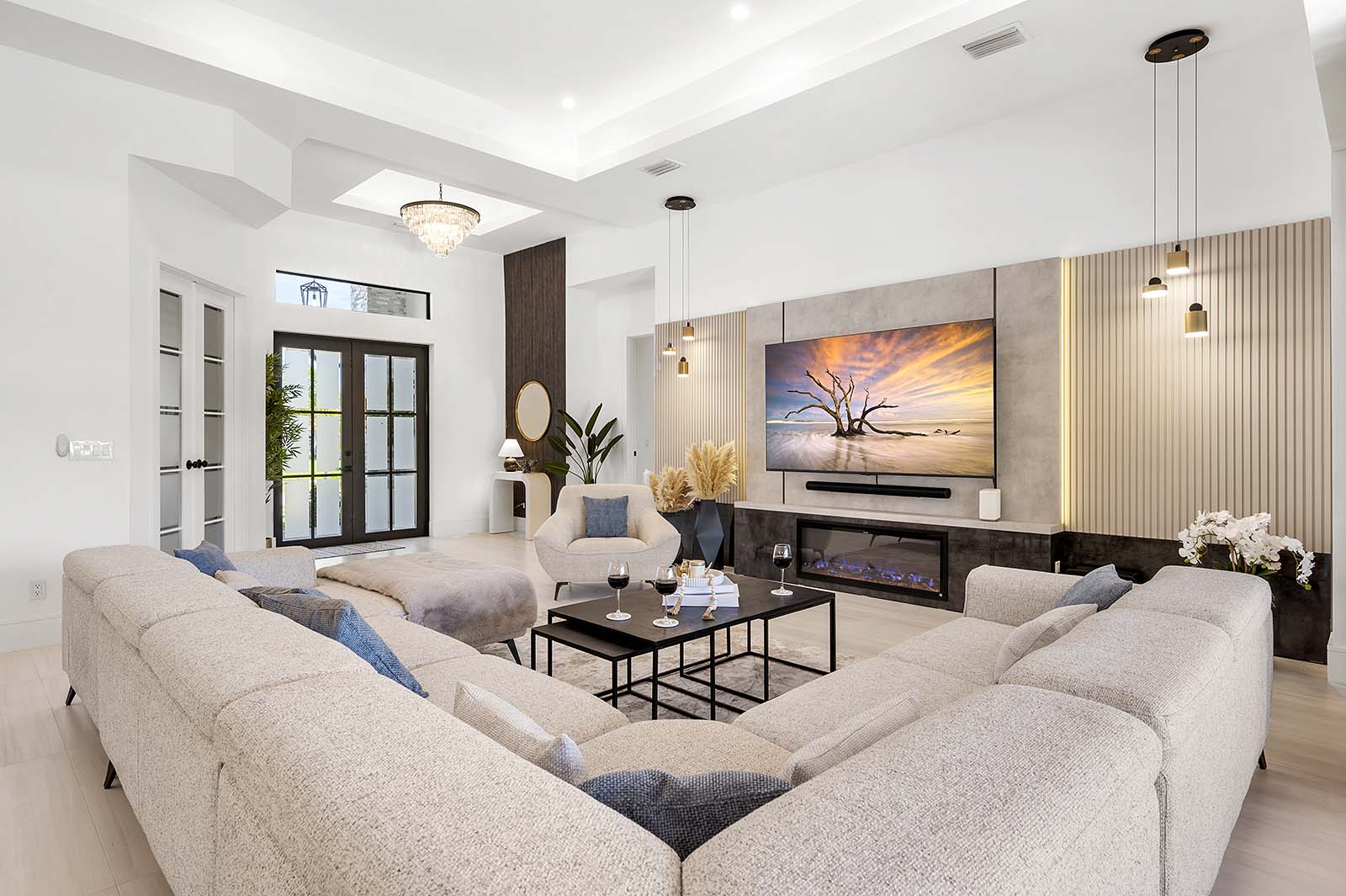 Salzwasser-Pool mit integriertem Spa und Blick auf den Kanal.