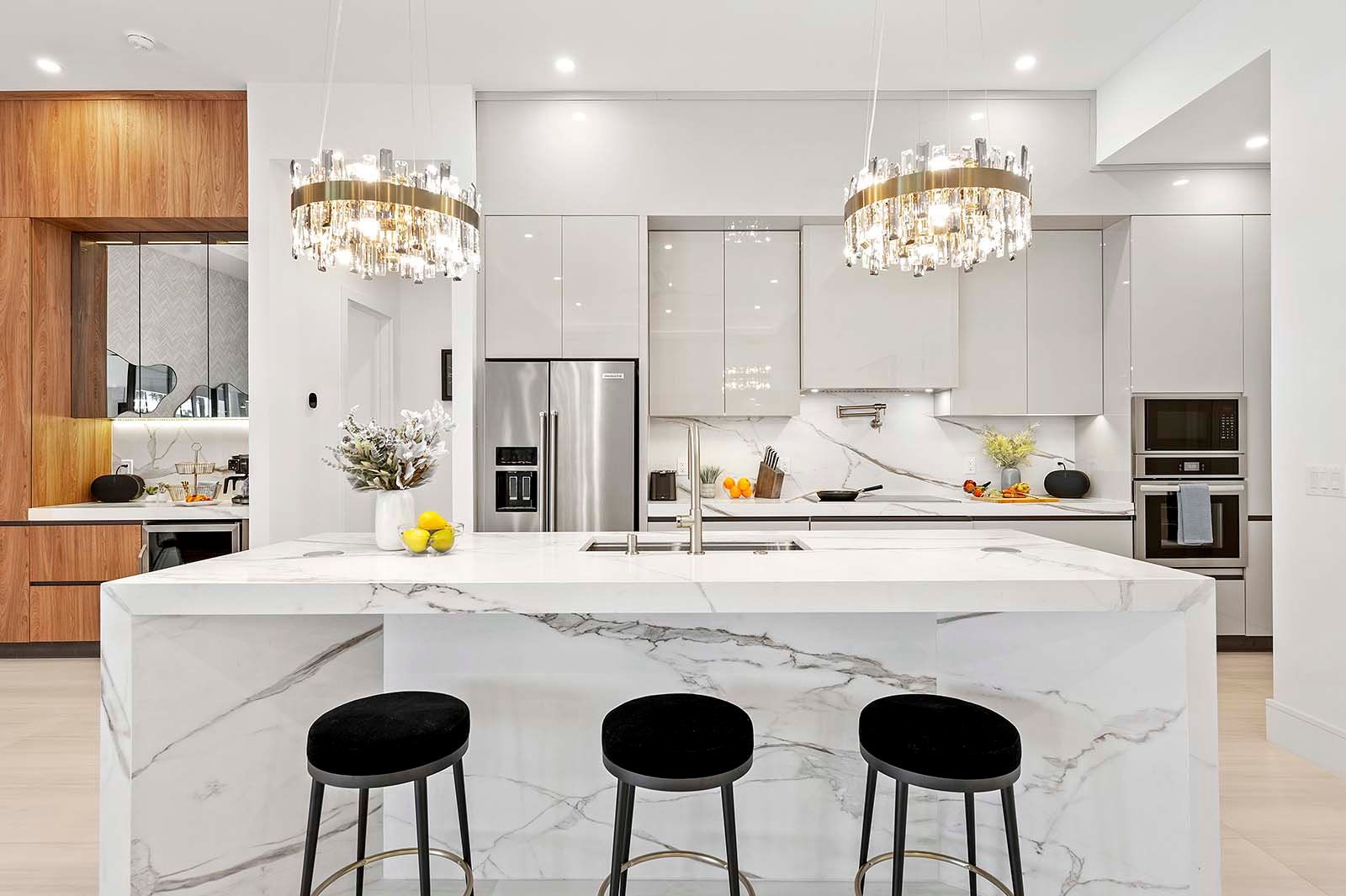 Salzwasser-Pool mit Spa und Blick auf den Kanal.