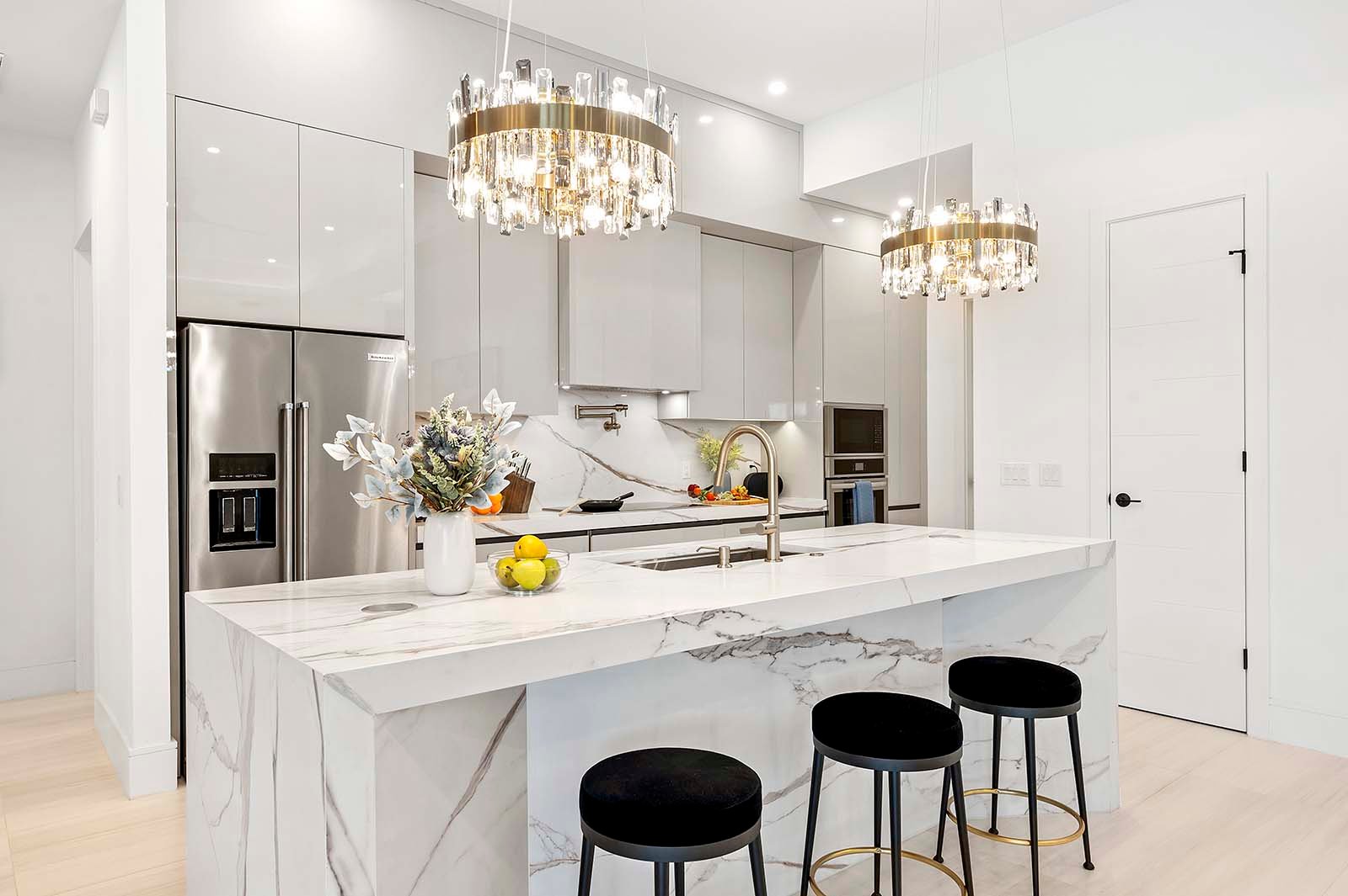 Salzwasser-Pool mit Spa und Blick auf den Kanal.