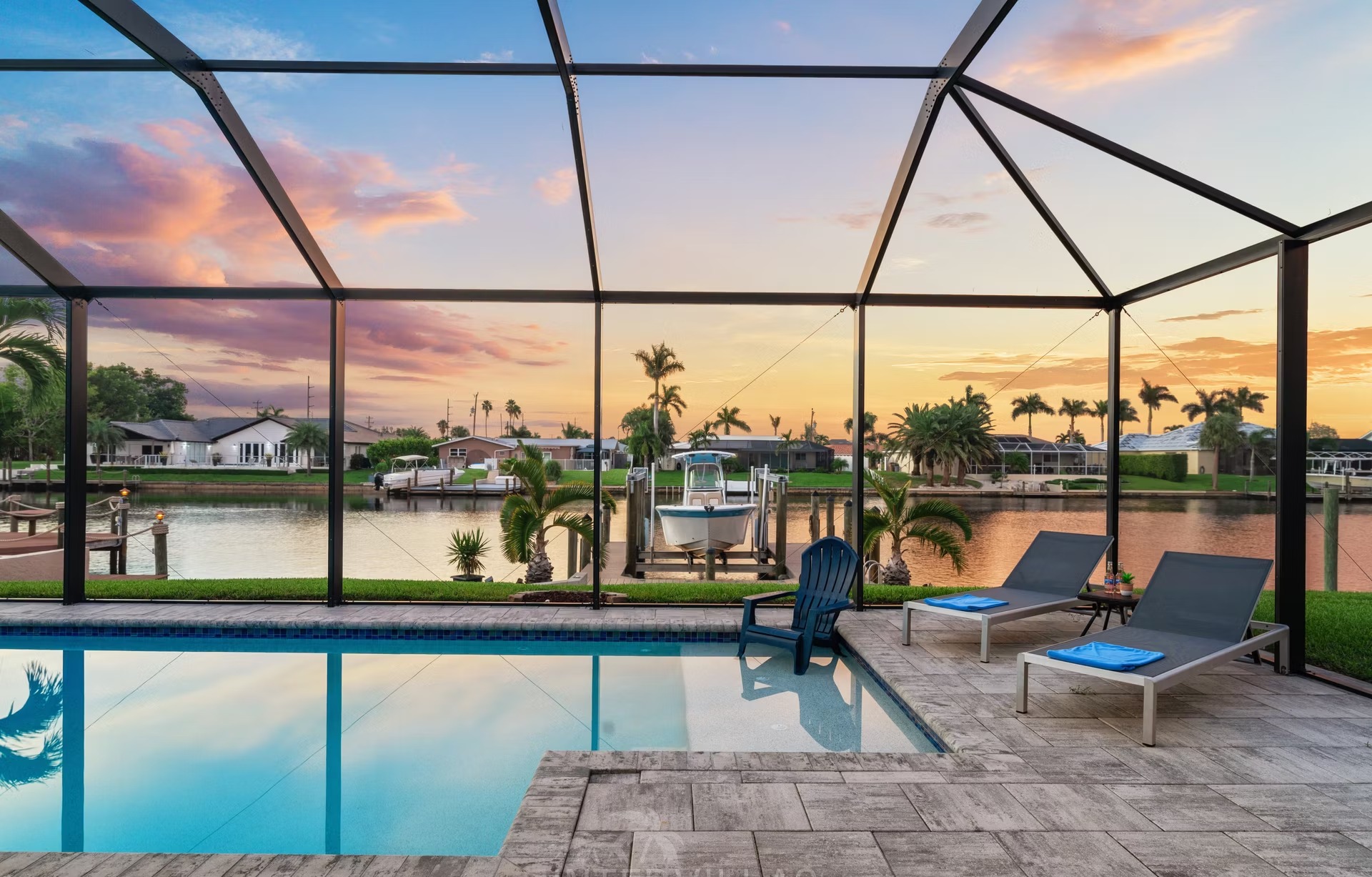 Außenansicht der Waterfront-Villa am Kanal mit privatem Bootsdock.