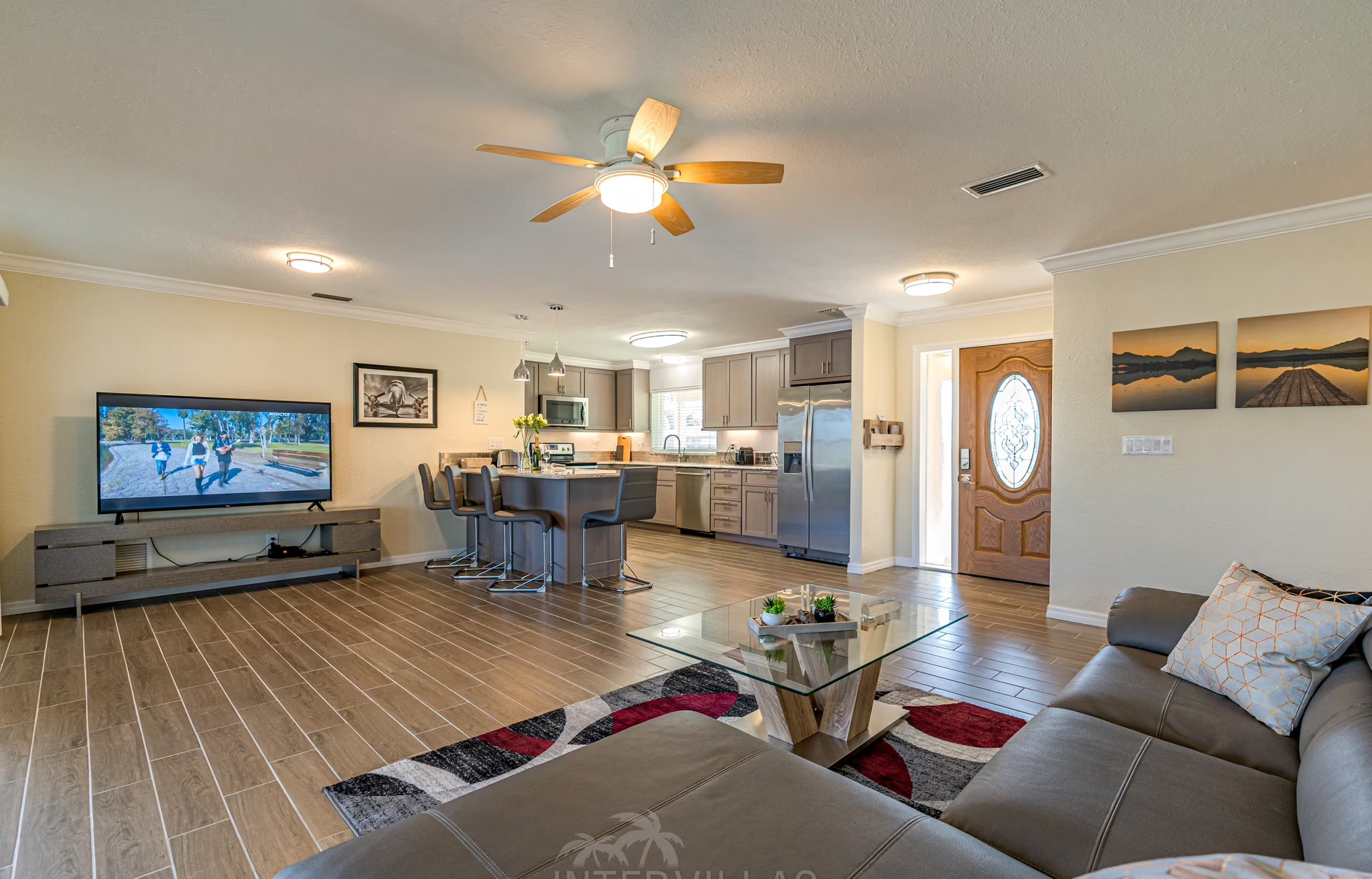 Blick auf den Kanal mit privatem Bootsdock am Wasser.