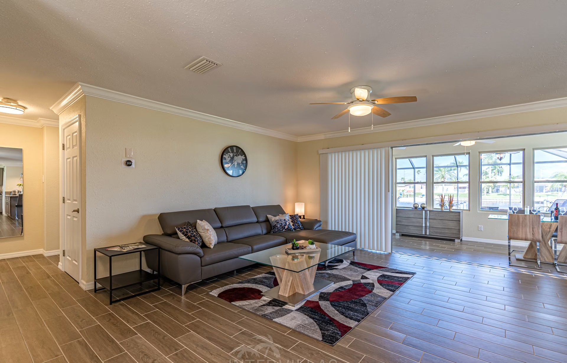 Bootsdock am Kanal mit direktem Zugang zum Wasser.