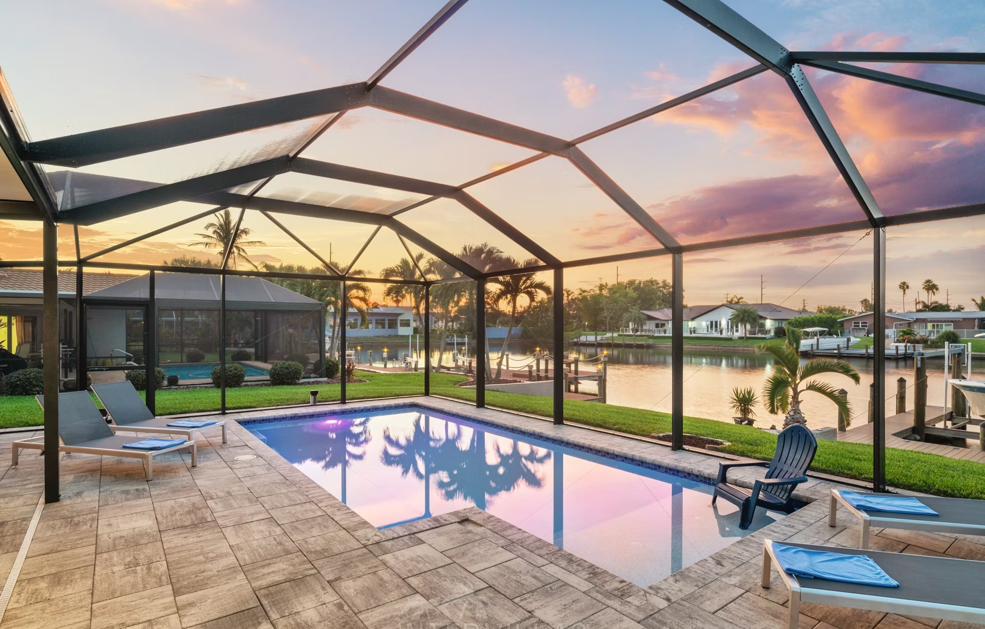 Blick auf den Kanal mit privatem Bootsdock in Cape Coral.