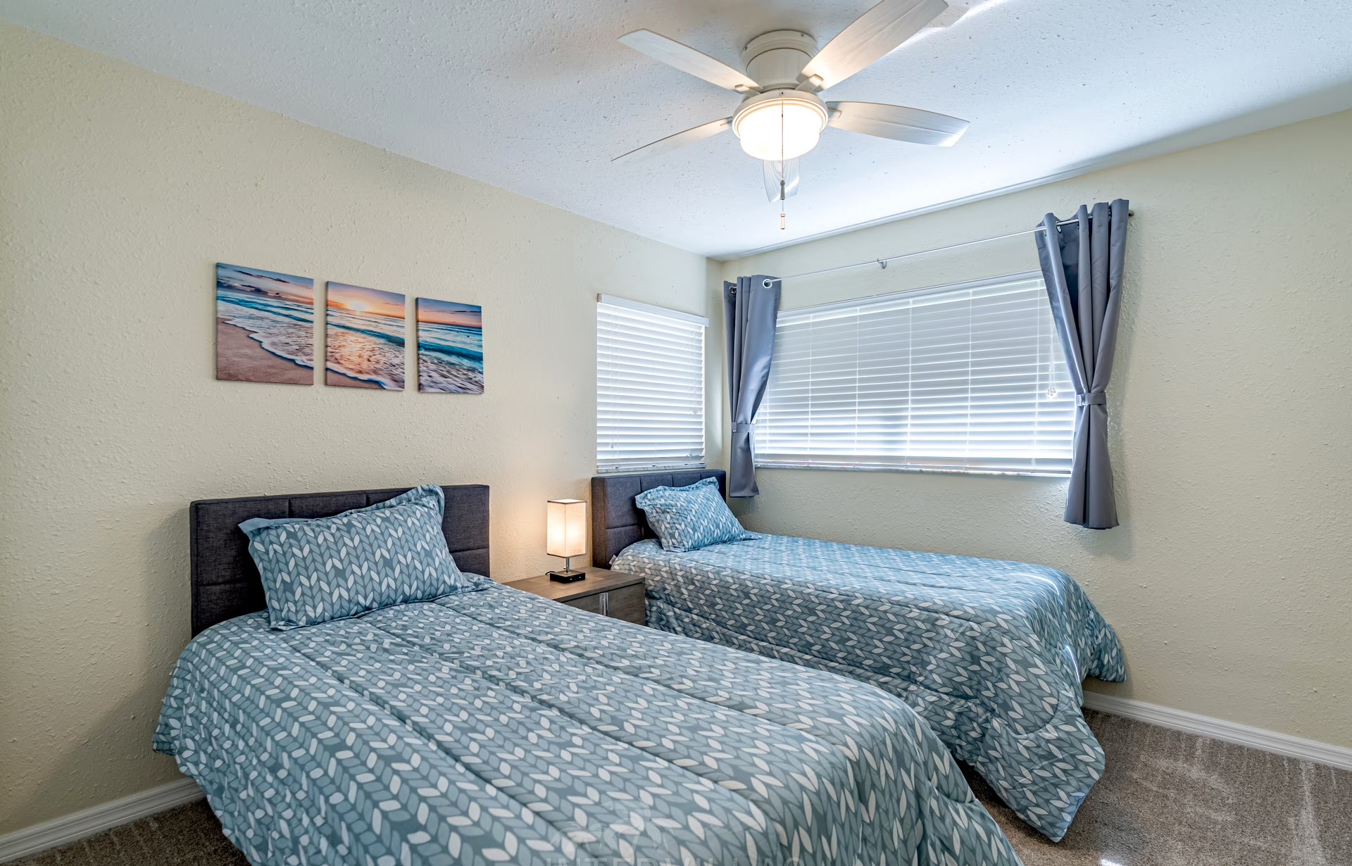 Blick auf den Kanal mit privatem Bootsdock am Wasser.