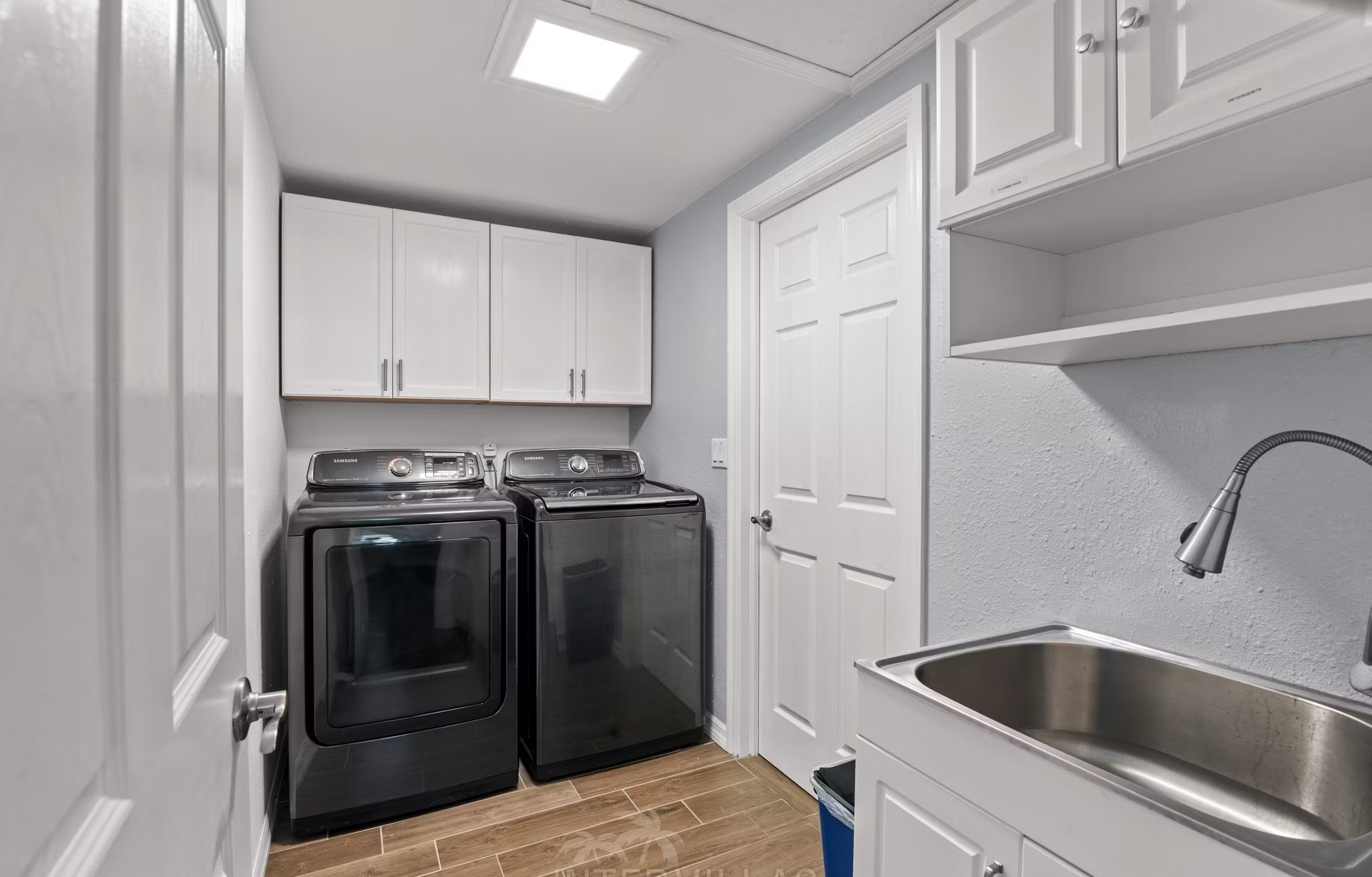 Blick auf Kanal und privates Bootsdock am Wasser.