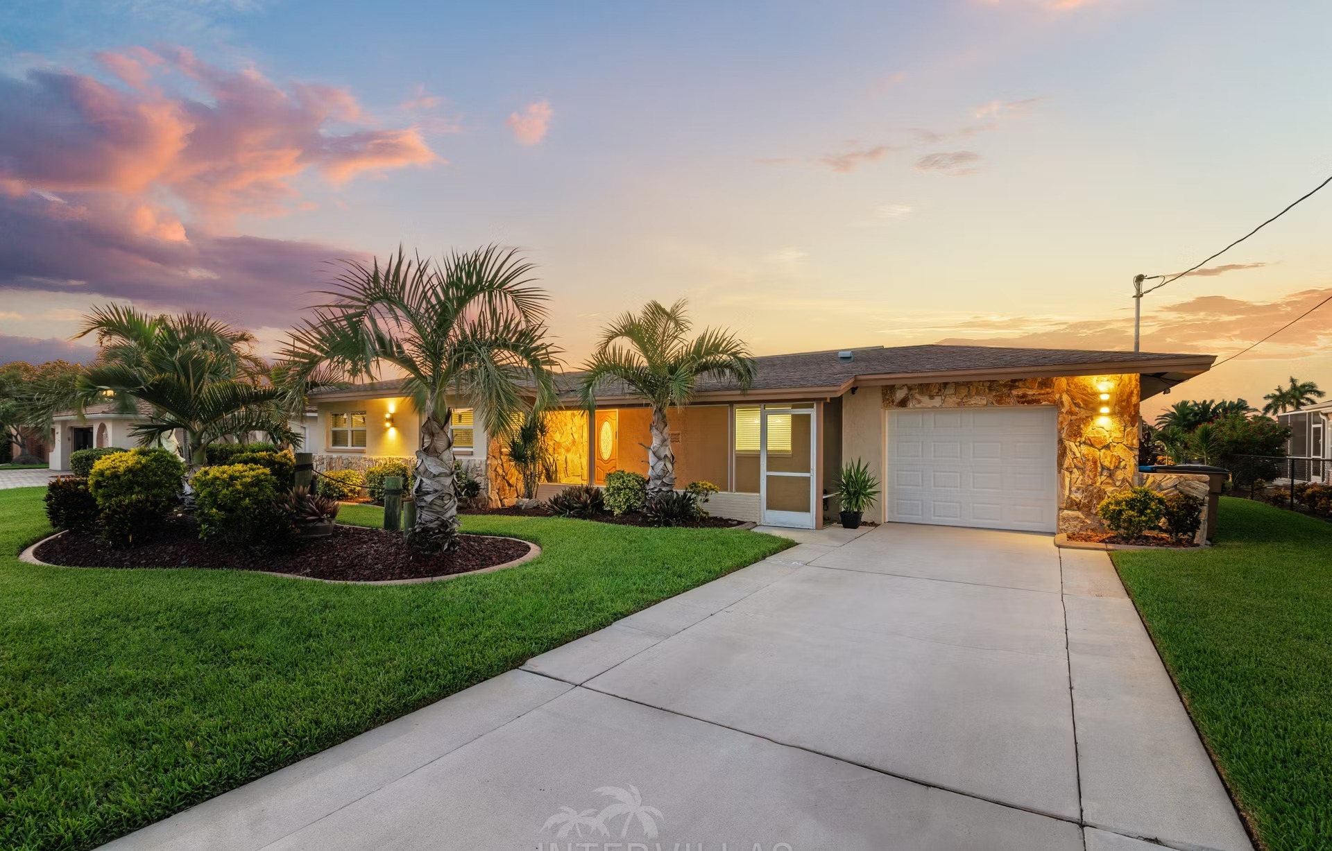Blick auf den Kanal mit privatem Bootsdock am Wasser.