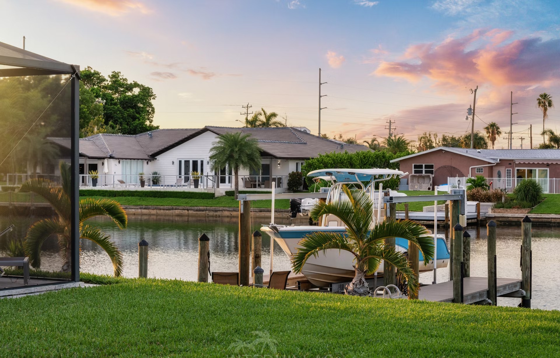 Blick auf den Kanal mit privatem Bootsdock (Gulf Access) in Cape Coral.