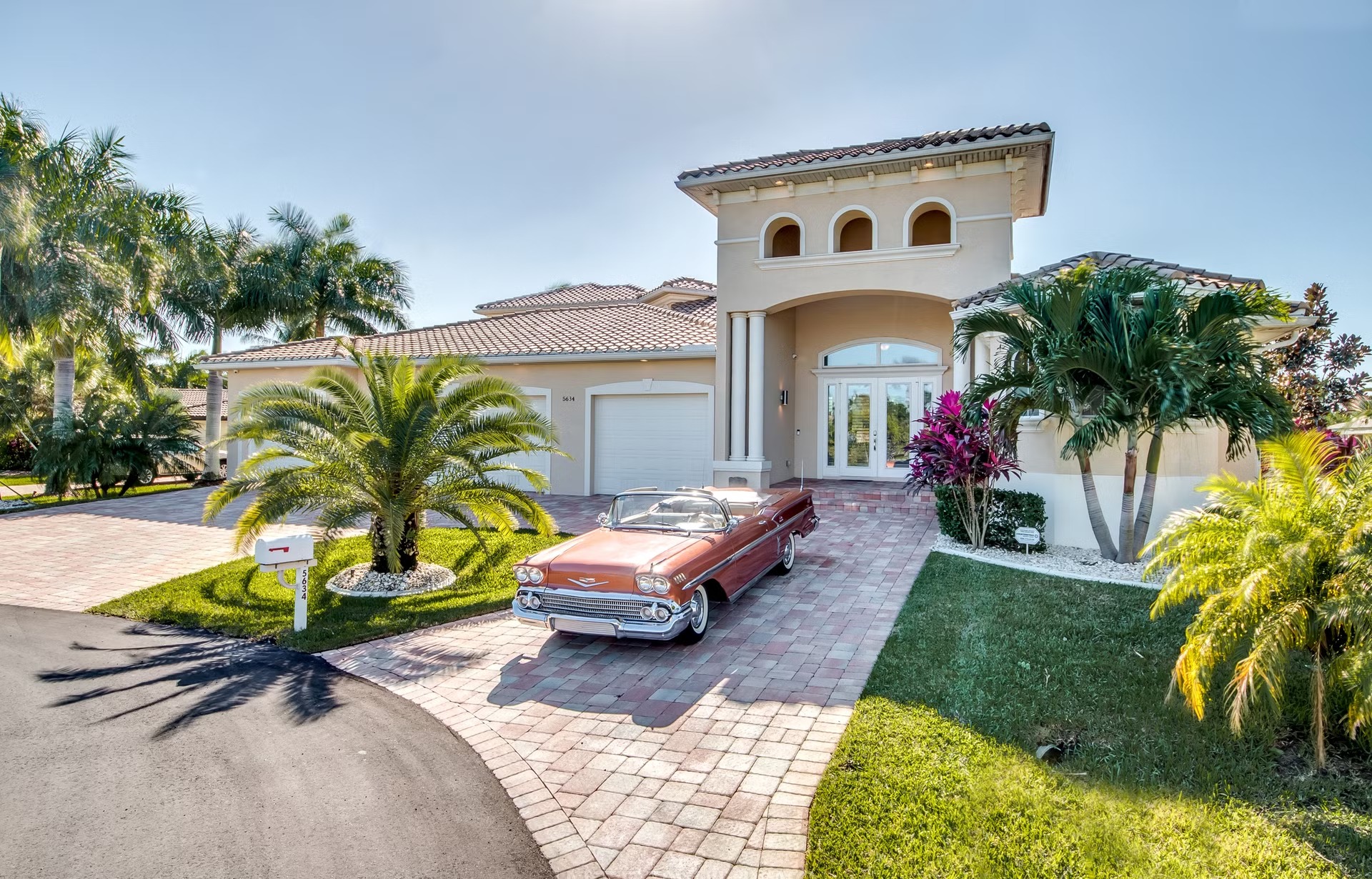 Villa am Kanal mit Salzwasser-Pool, Spa und privatem Dock mit Tiki-Hut und Kajaks.