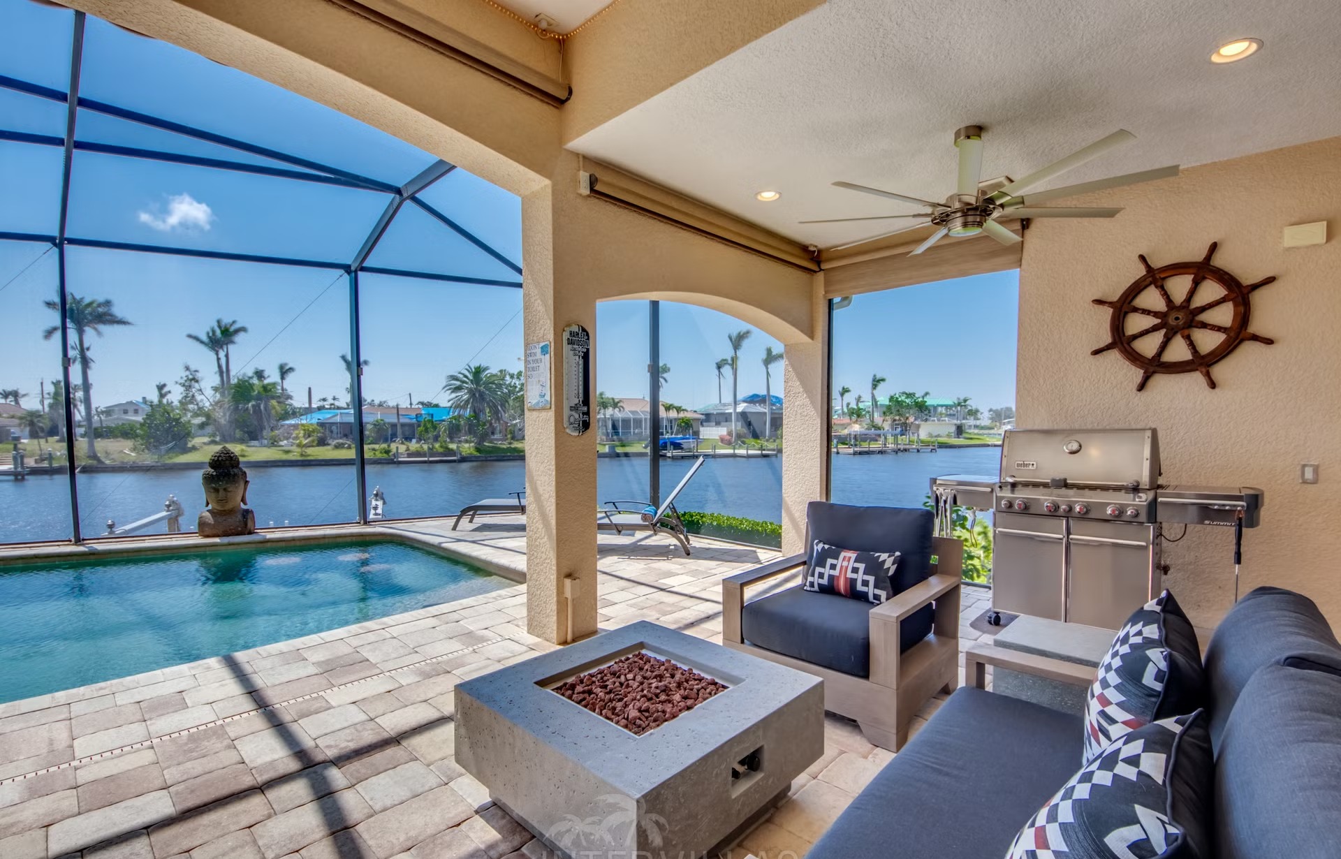 Dock am Kanal mit Tiki-Hut und Kajaks am Wasser.