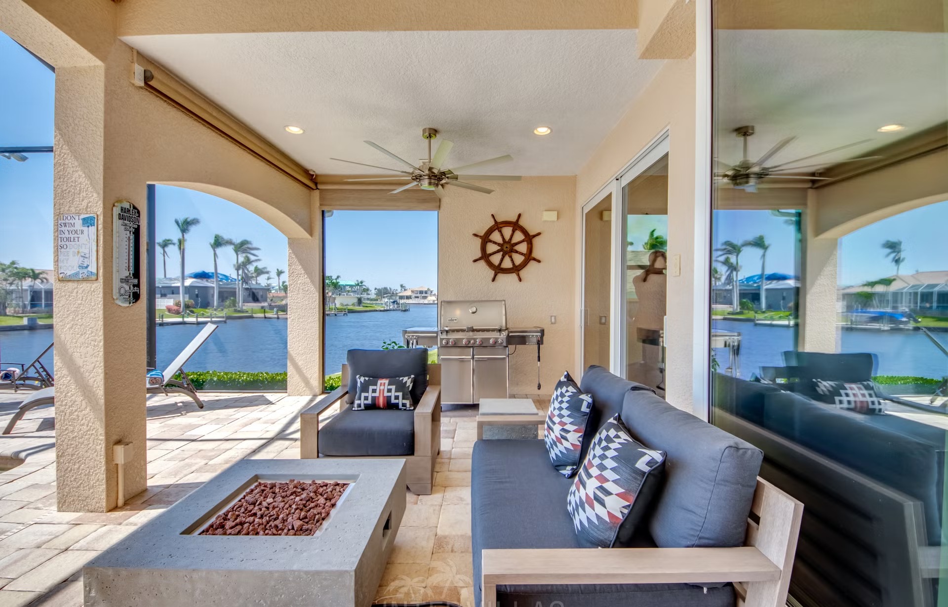 Dock am Kanal mit Tiki-Hut und bereitliegenden Kajaks.