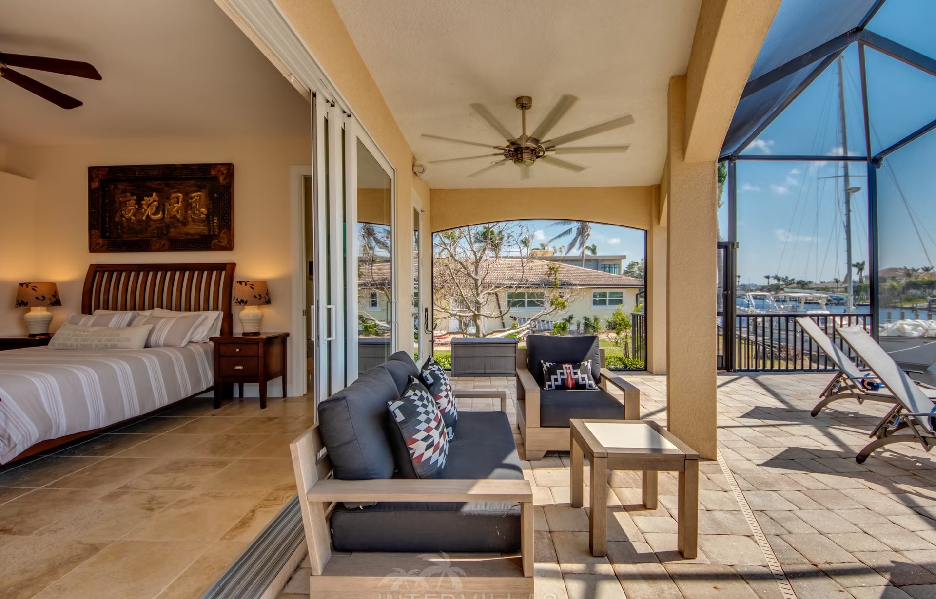 Dock am Kanal mit Tiki-Hut und bereitliegenden Kajaks.