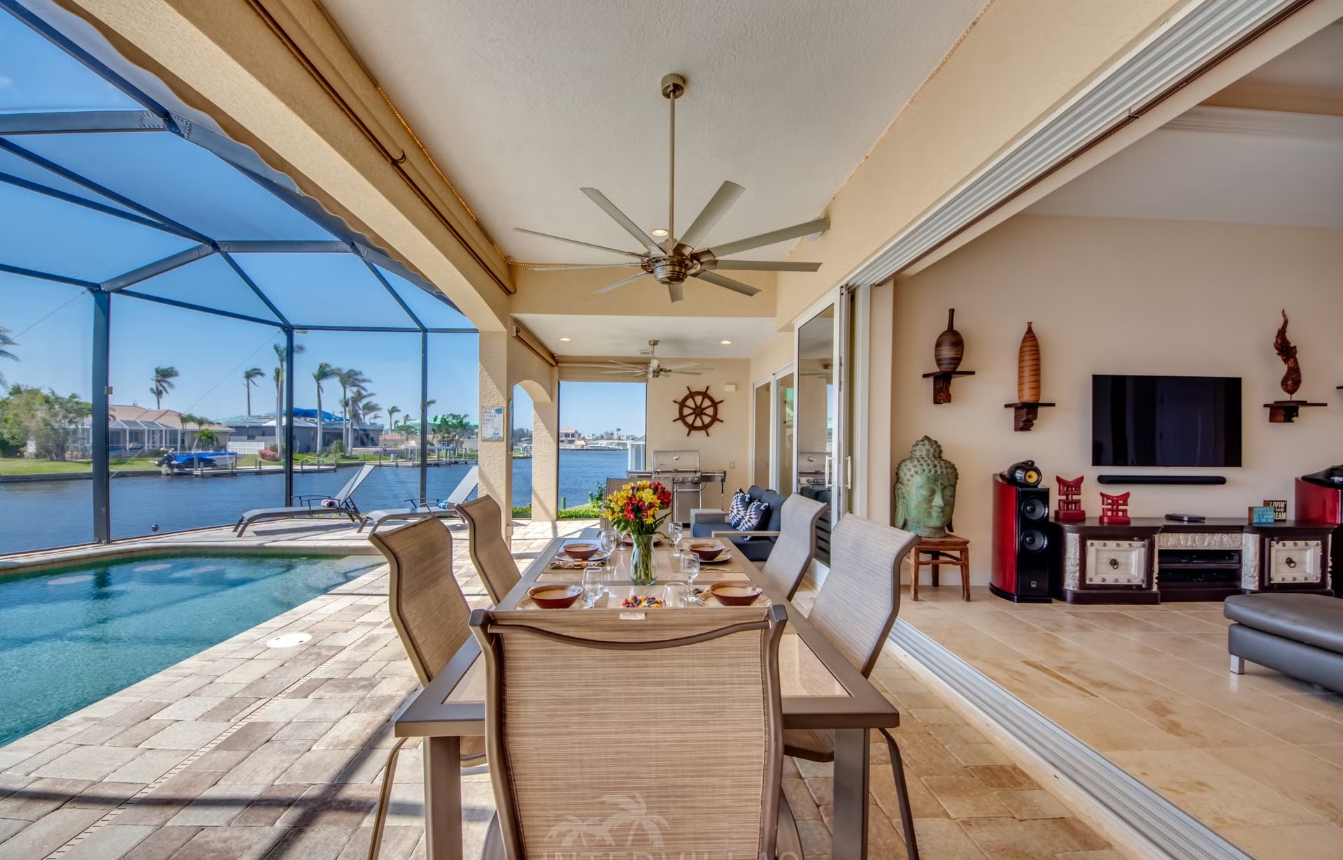 Dock am Kanal mit Tiki-Hut und Kajaks.